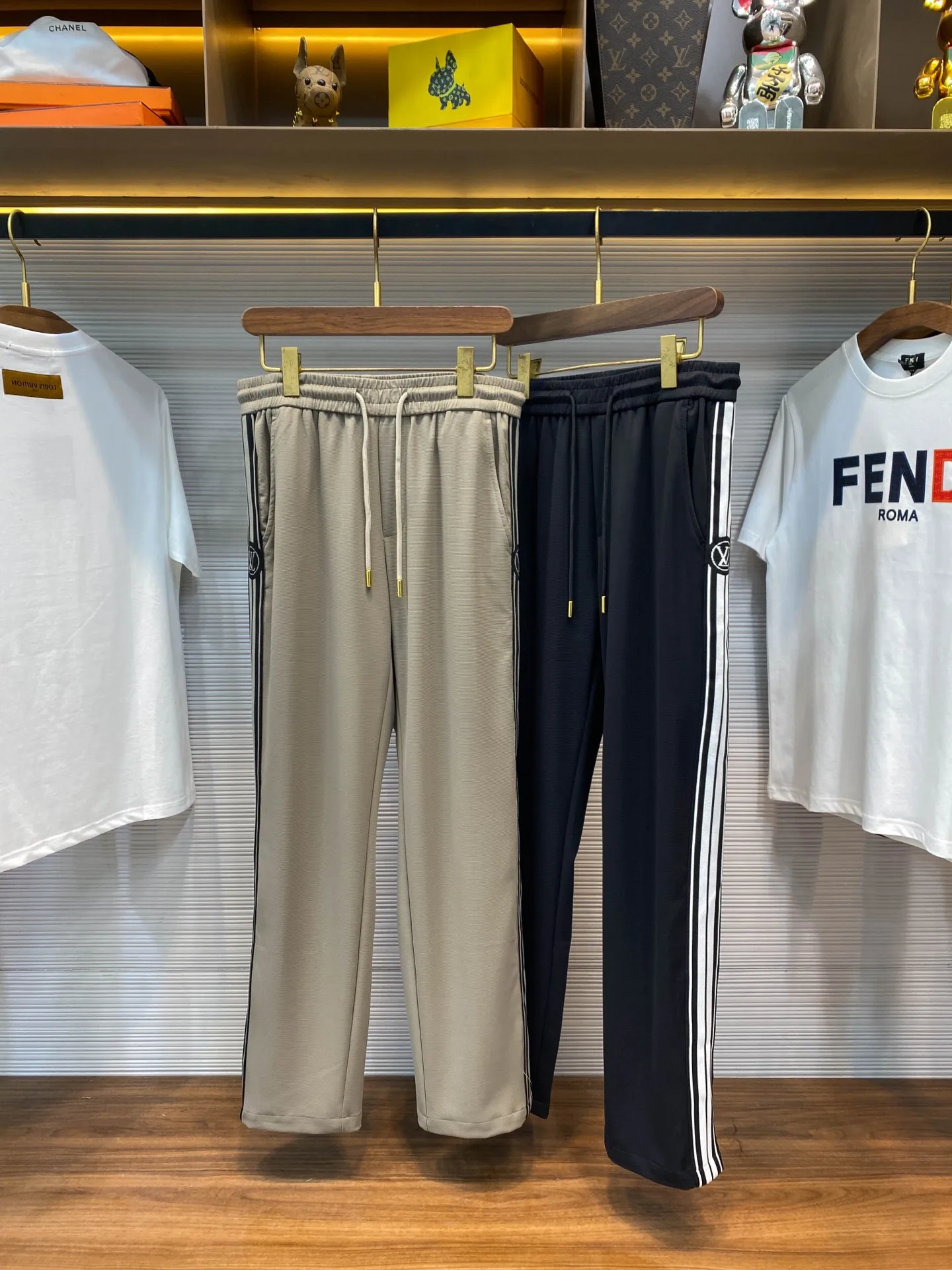 LV 士侧条纹提花织带拼接运动休闲长裤 LV 士侧条纹提花织带拼接运动休闲长裤