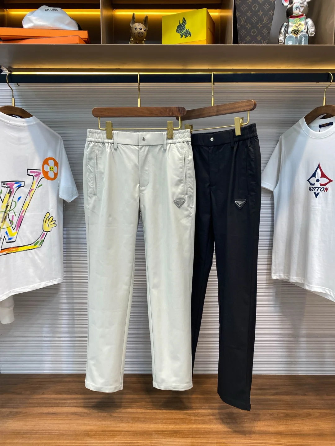 LV 男士金属三角标徽章直筒百搭休闲长裤 LV 男士金属三角标徽章直筒百搭休闲长裤