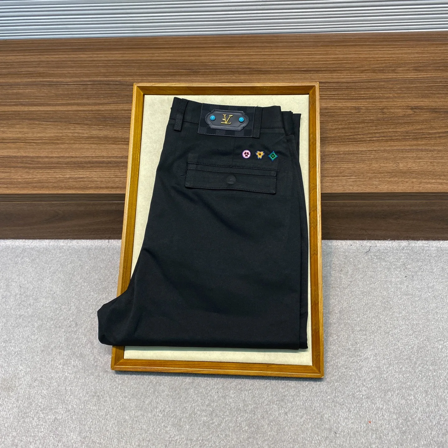 LV 男士三花刺绣标识商务休闲百搭休闲长裤