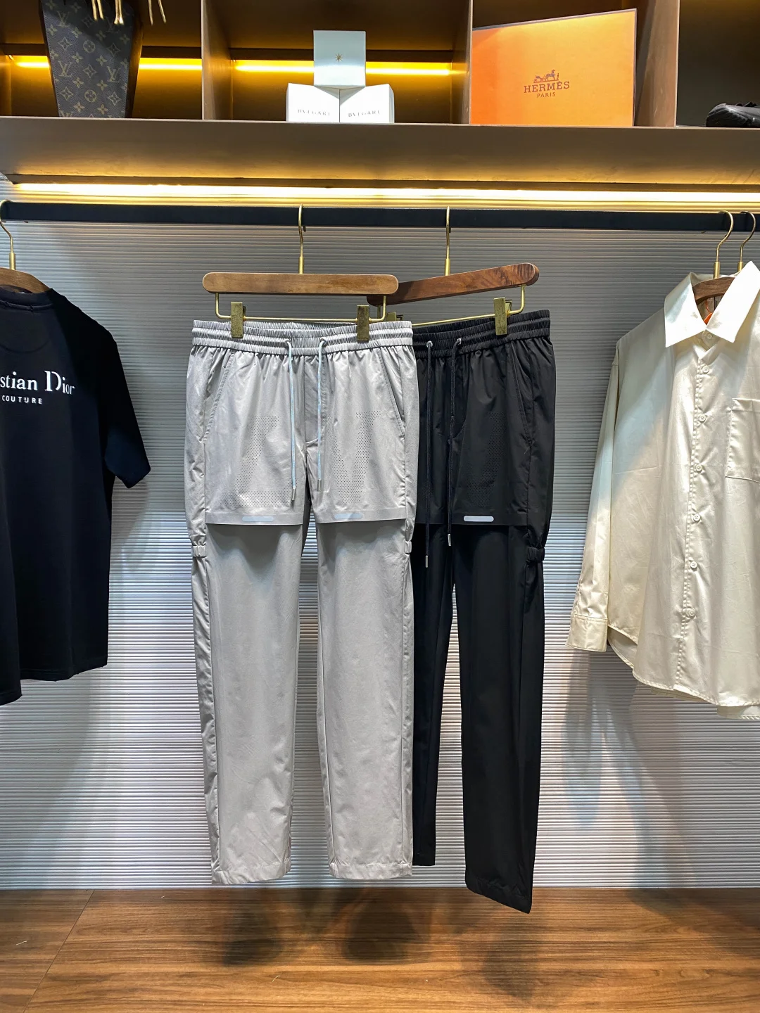 LV 男士网眼字母徽标反光印花时尚休闲长裤