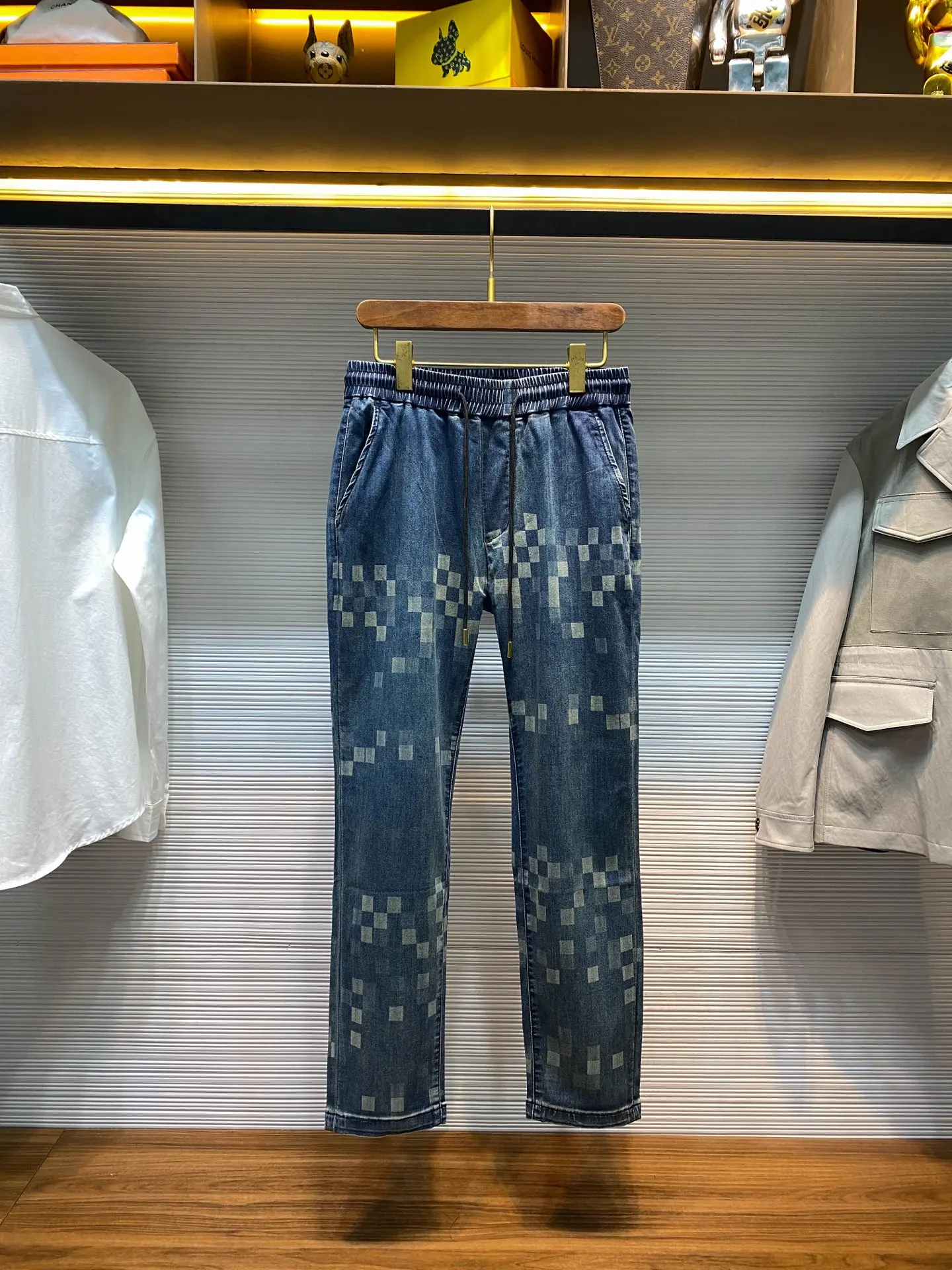 LV 男士经典不规则棋盘格图案时尚休闲牛仔长裤