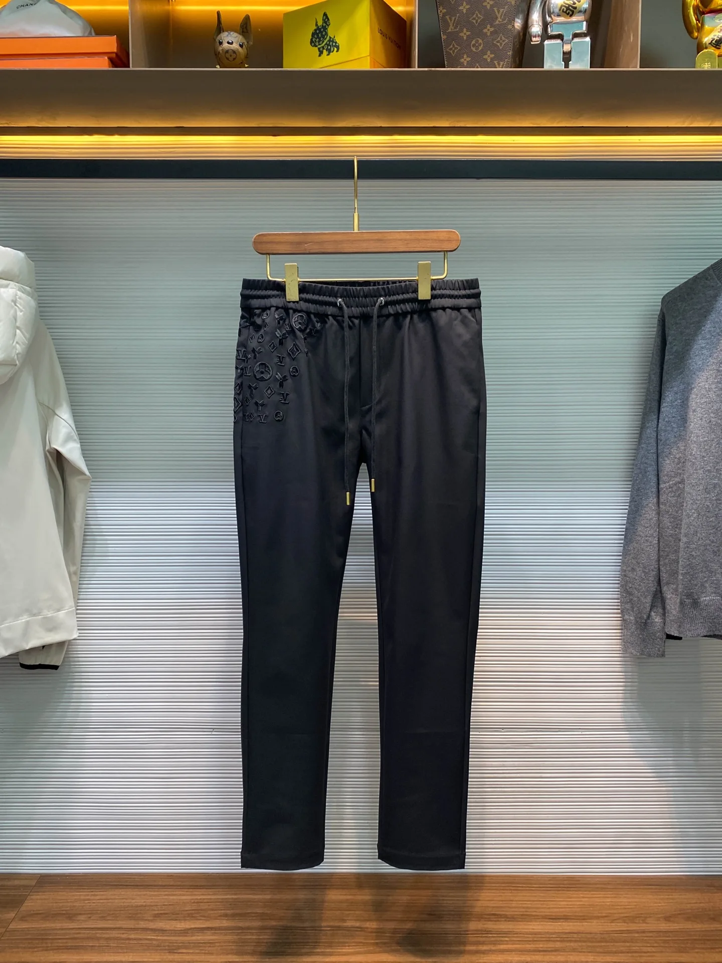 LV 男士满天星老花刺绣时尚百搭休闲长裤 LV 男士满天星老花刺绣时尚百搭休闲长裤