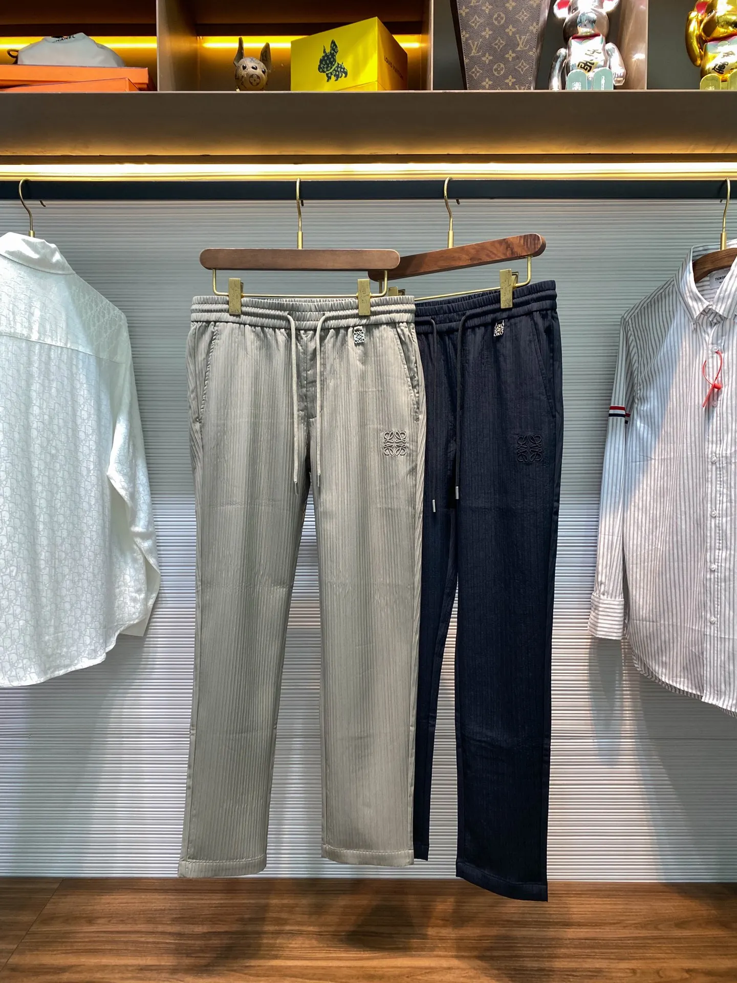 罗意威 士金属徽标吊坠时尚百搭直筒休闲长裤 罗意威 士金属徽标吊坠时尚百搭直筒休闲长裤