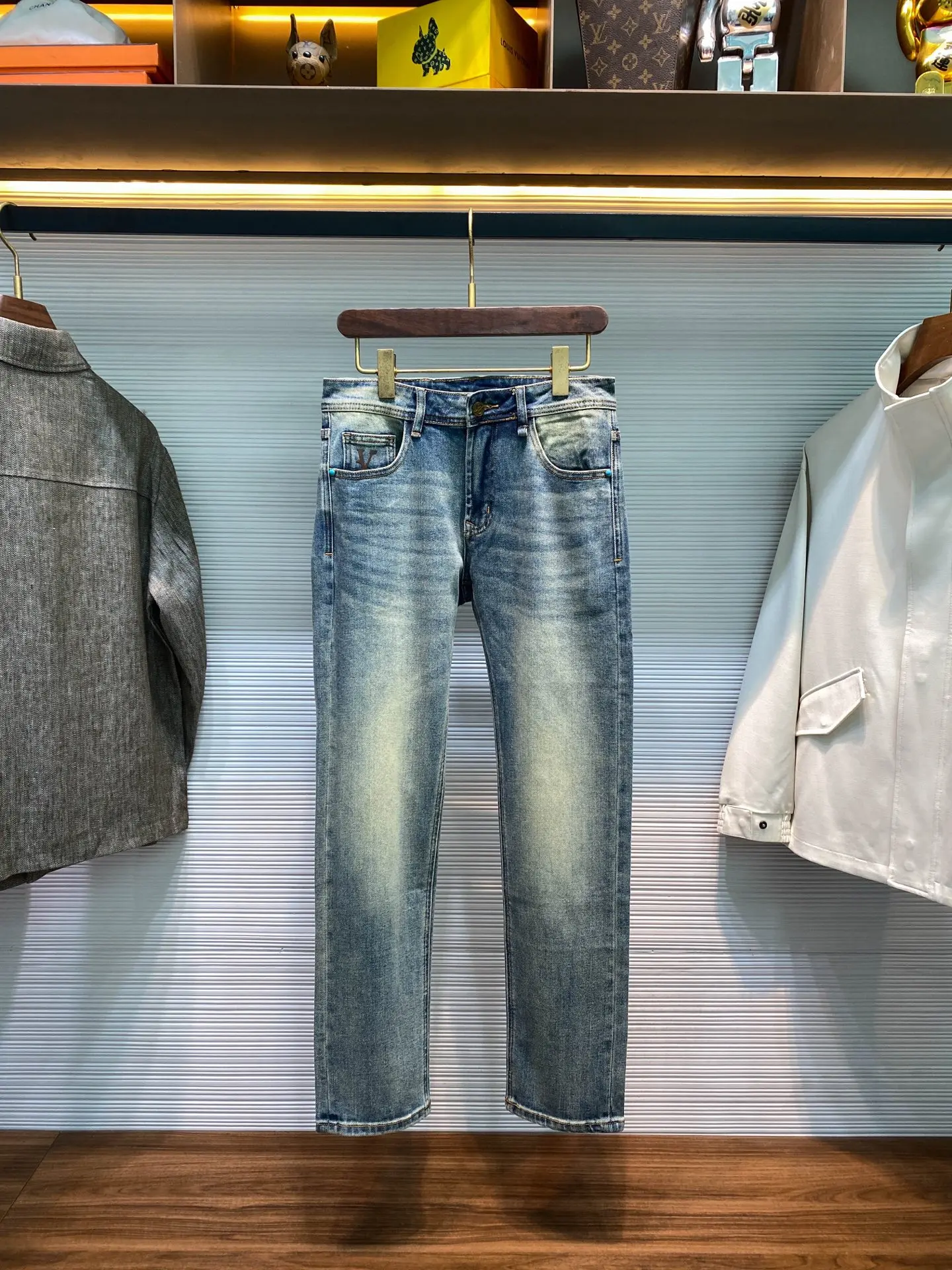 LV 男士宝石皮标铭牌时尚百搭修身牛仔长裤