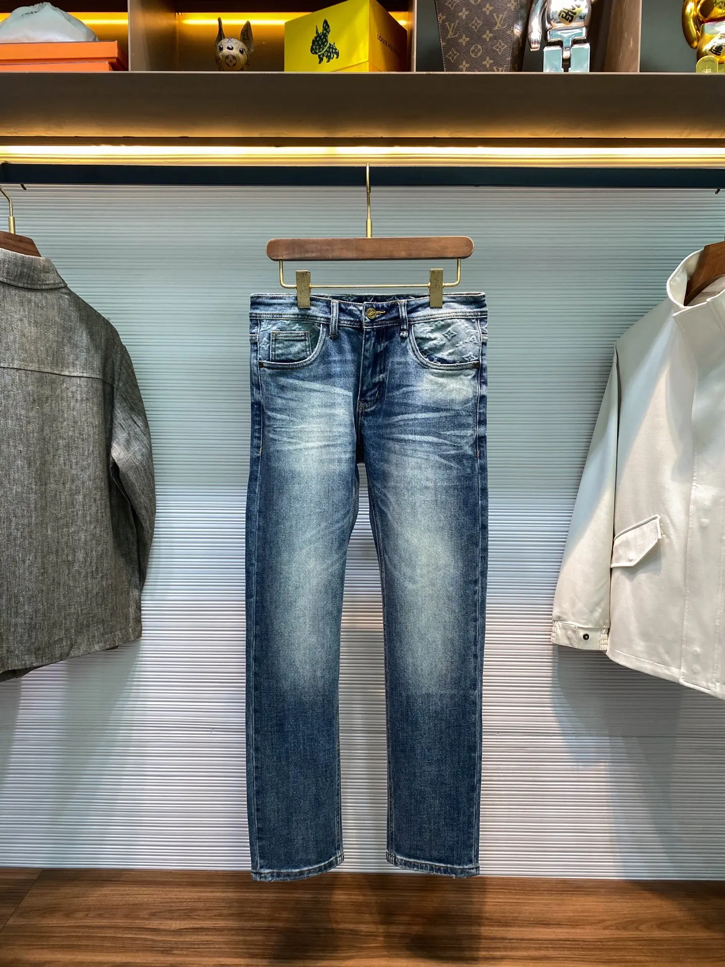 LV 男士经典老花标识提花直筒修身牛仔长裤