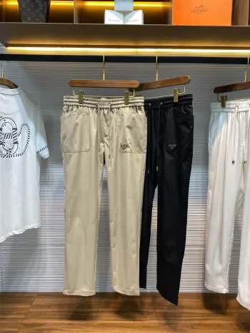 男士金属三角徽章红色铭牌装饰时尚休闲长裤 高仿普拉达休闲裤/西裤