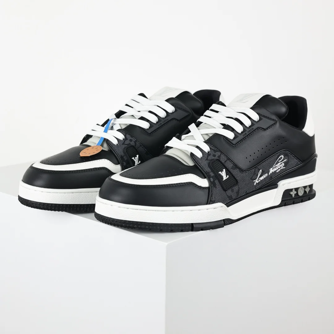 LV 男士压纹粒面小牛皮系带板鞋 LV 男士压纹粒面小牛皮系带板鞋