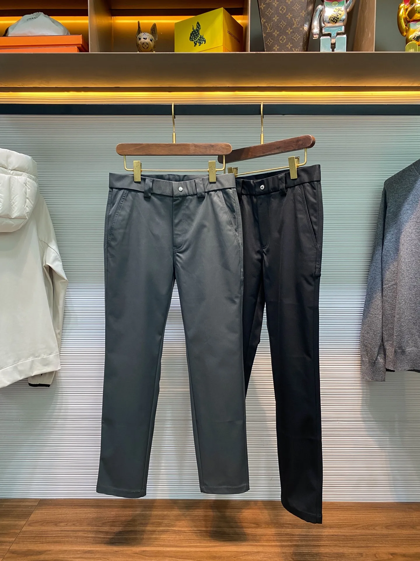 普拉达 男士后腿三角标徽章口袋时尚百搭休闲长裤 普拉达 男士后腿三角标徽章口袋时尚百搭休闲长裤