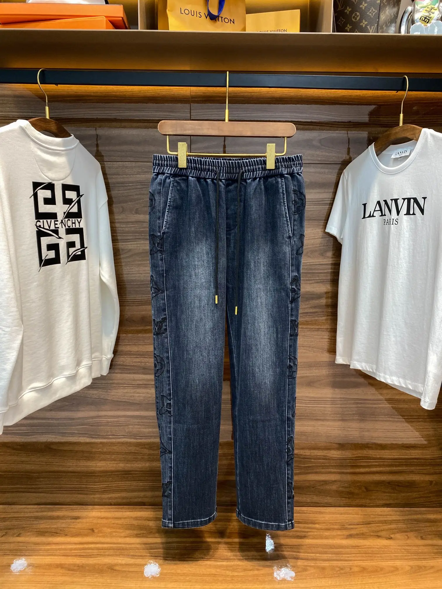 LV 男士侧四叶草标识刺绣直筒休闲牛仔长裤