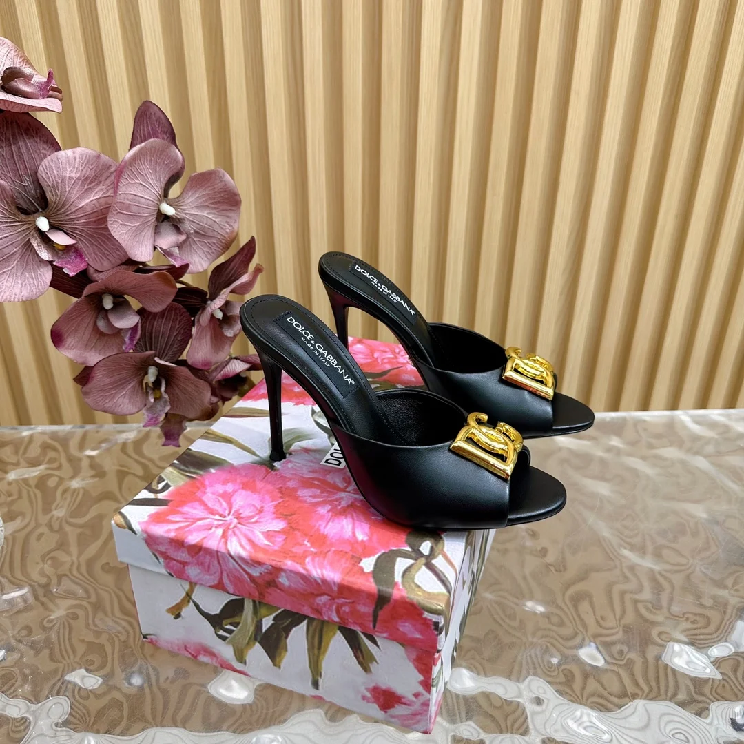 杜嘉班纳 绝美复古水钻凉拖 意式经典奢华高跟鞋 杜嘉班纳 绝美复古水钻凉拖 意式经典奢华高跟鞋