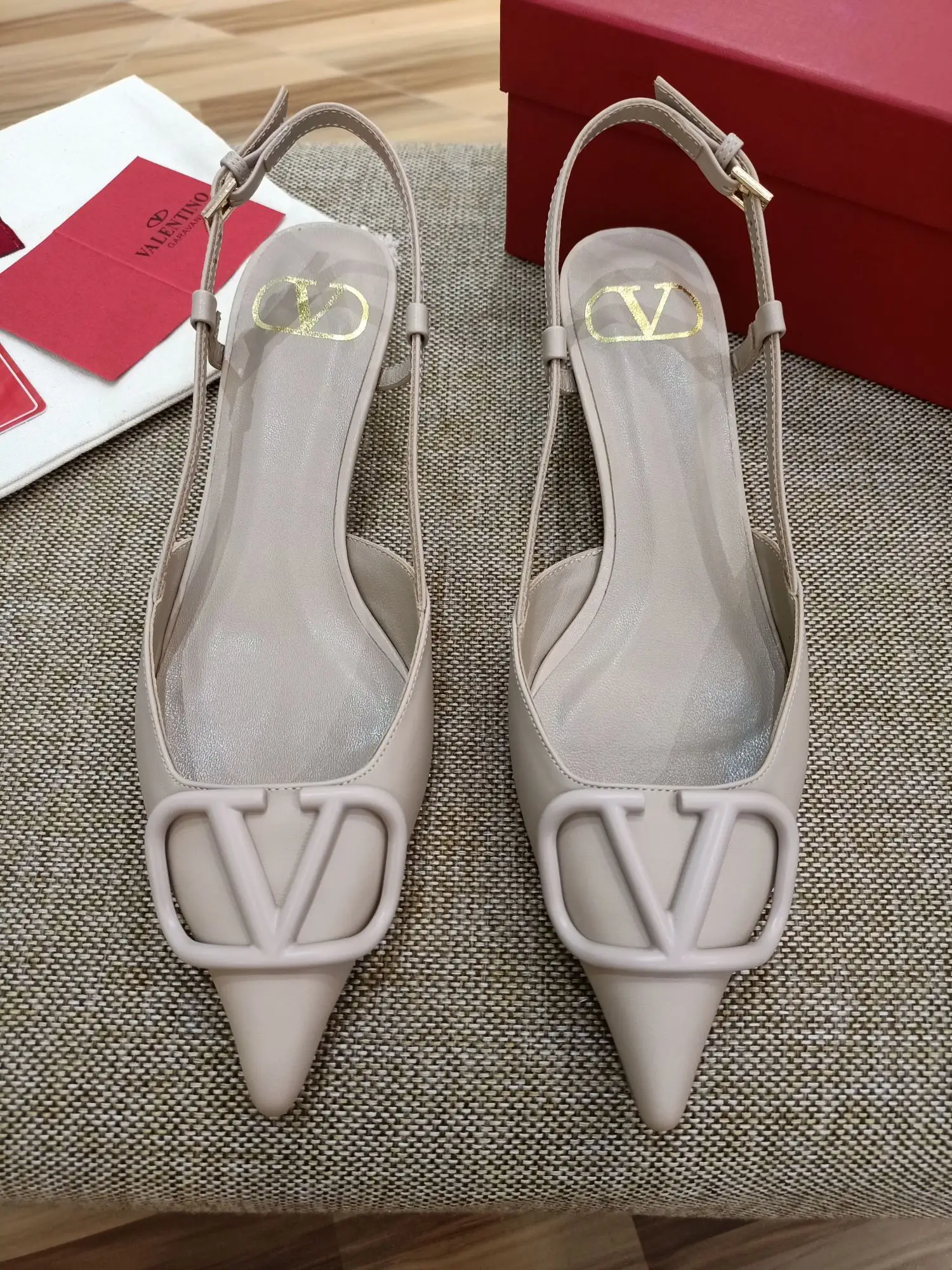 华伦天奴 经典款女士高跟凉鞋 华伦天奴 经典款女士高跟凉鞋