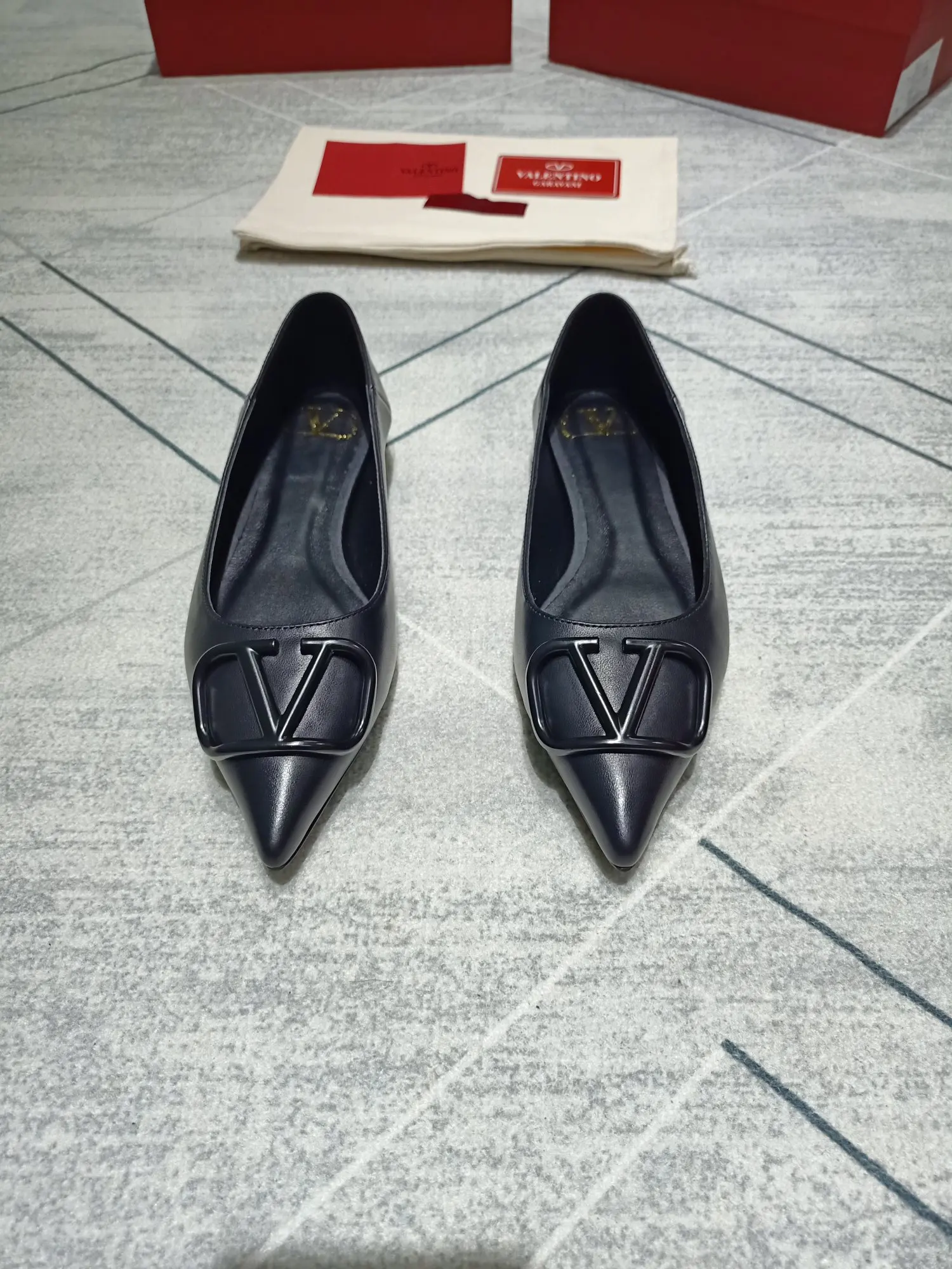 华伦天奴 经典款女士凉拖鞋 华伦天奴 经典款女士凉拖鞋