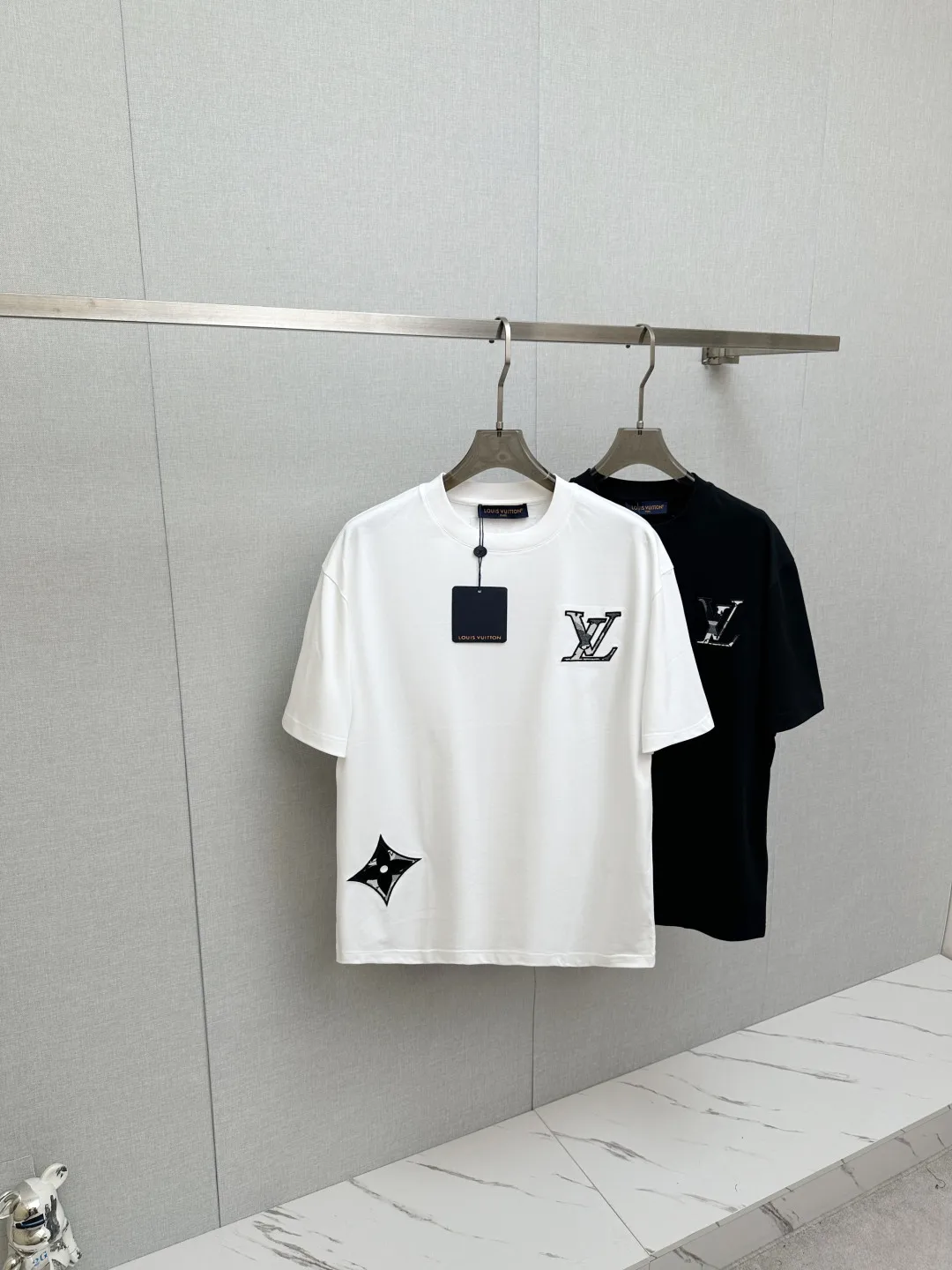Louis Vuitton New Fashion Casual Short Sleeve T-Shirt with Runway Pattern Louis Vuitton New Fashion Casual Short Sleeve T-Shirt with Runway Pattern