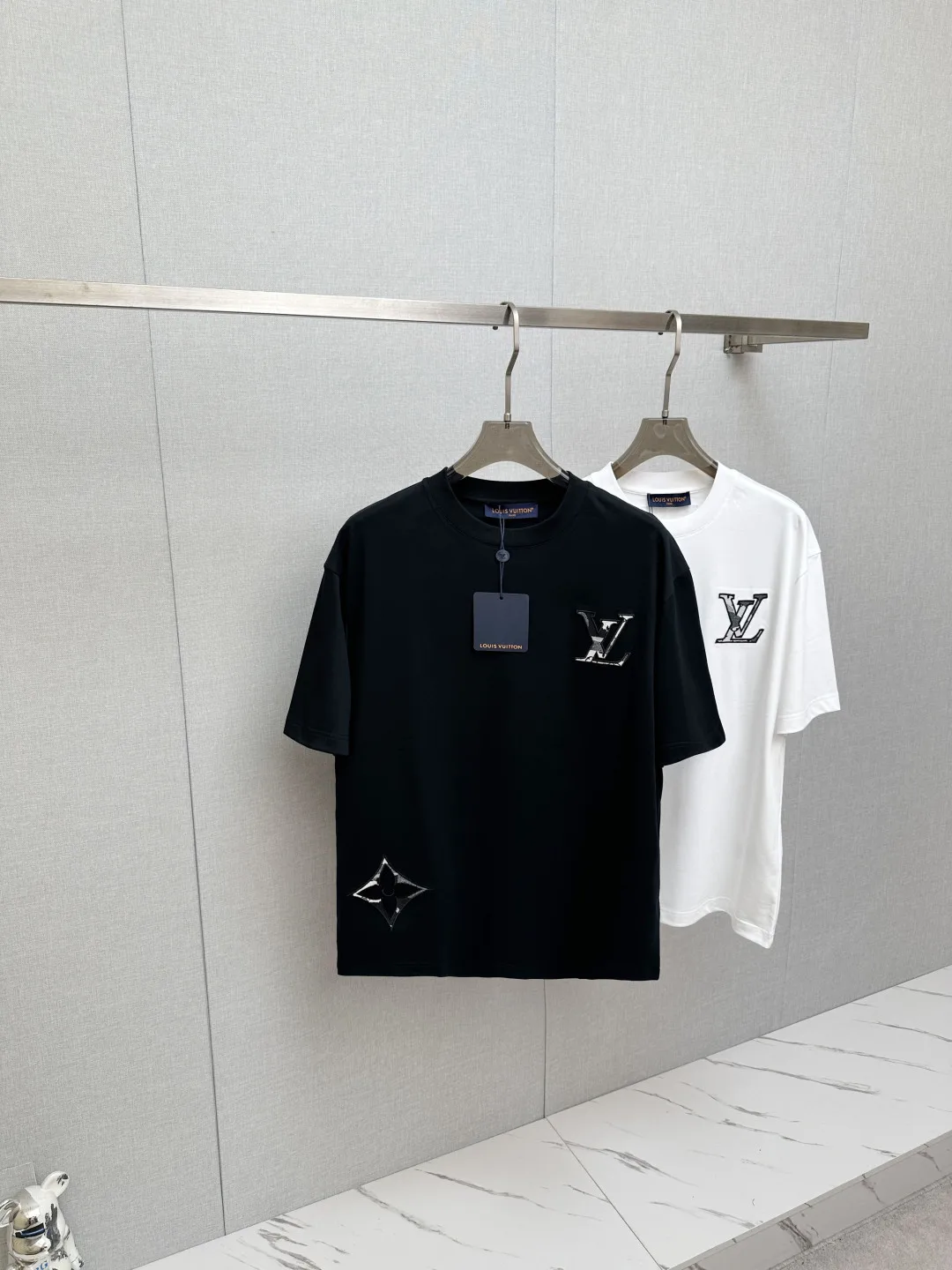 Louis Vuitton New Fashion Casual Short Sleeve T-Shirt with Runway Pattern Louis Vuitton New Fashion Casual Short Sleeve T-Shirt with Runway Pattern