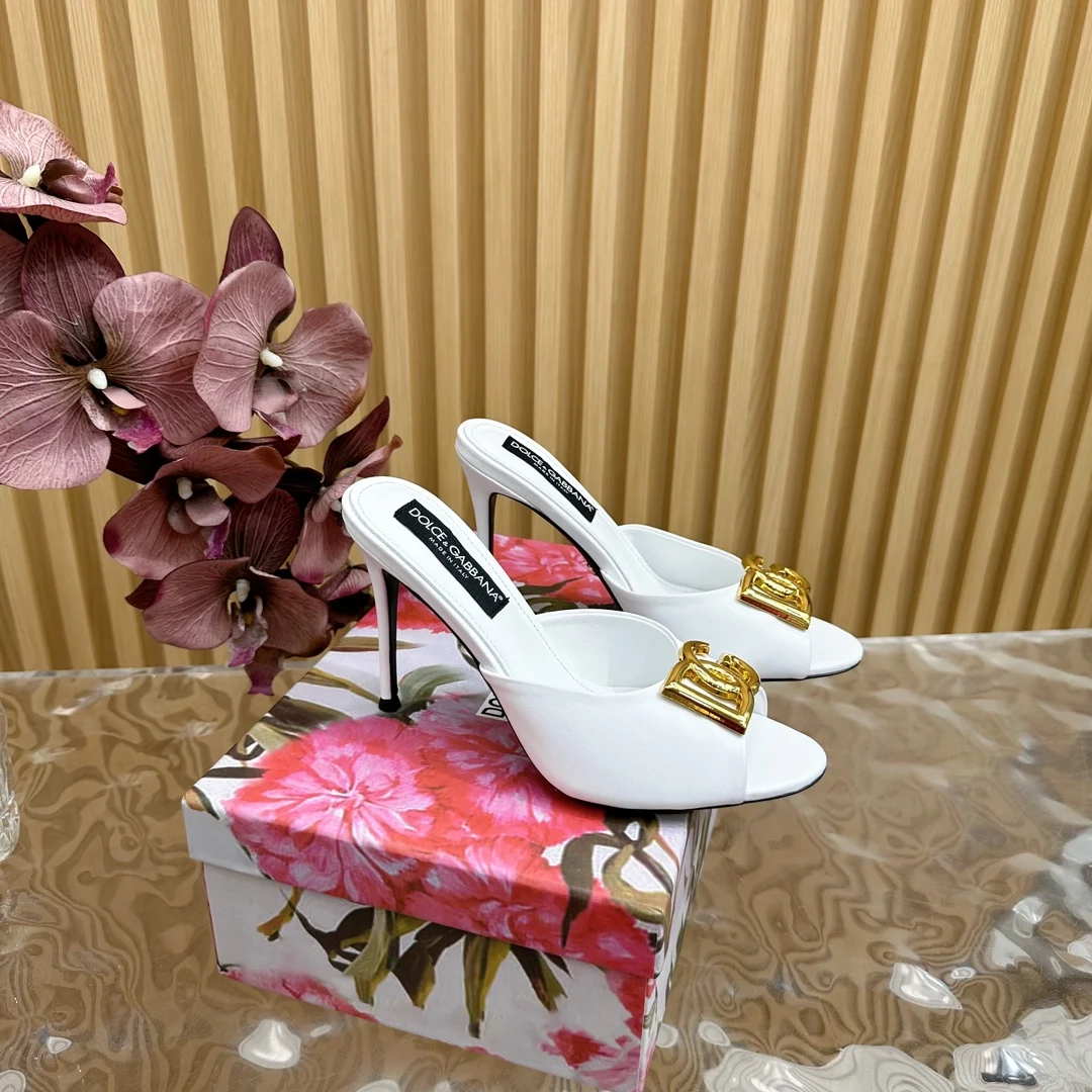 杜嘉班纳 绝美复古水钻凉拖 意式经典奢华高跟鞋 杜嘉班纳 绝美复古水钻凉拖 意式经典奢华高跟鞋