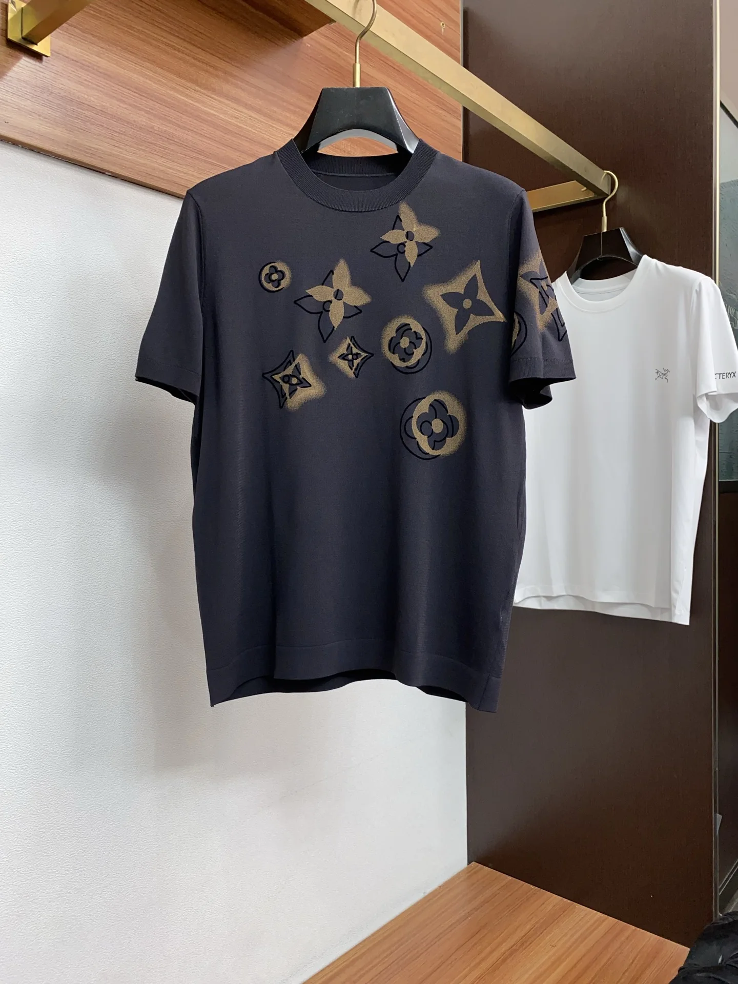 LV 2026新款男士高端简约圆领针织短袖T恤衫 LV 2026新款男士高端简约圆领针织短袖T恤衫