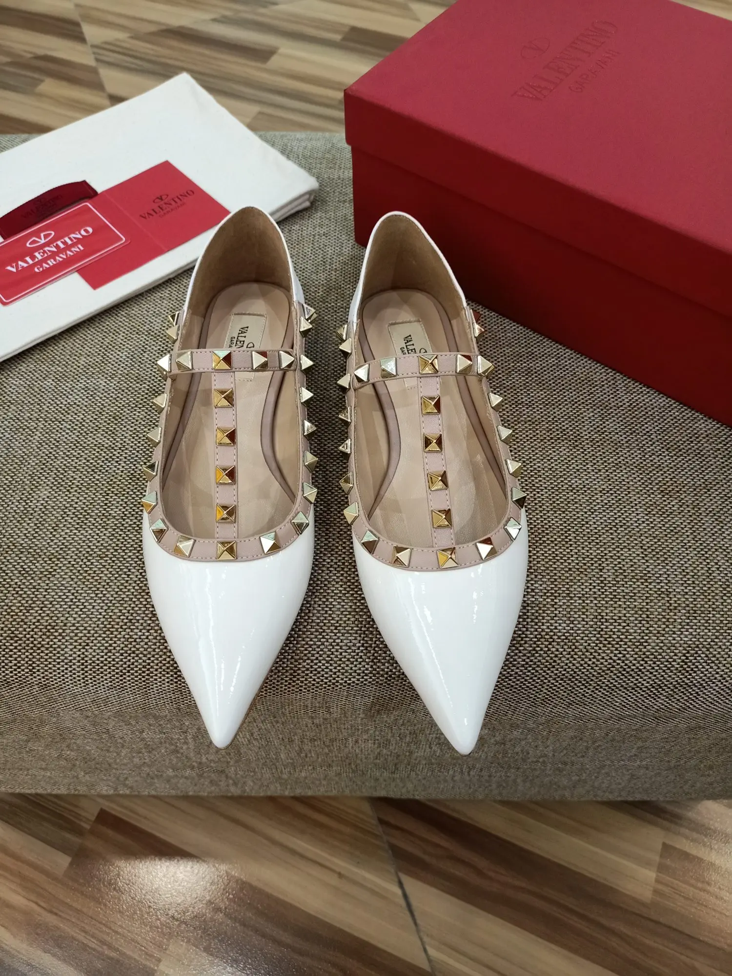 华伦天奴 经典款女士凉拖鞋 华伦天奴 经典款女士凉拖鞋