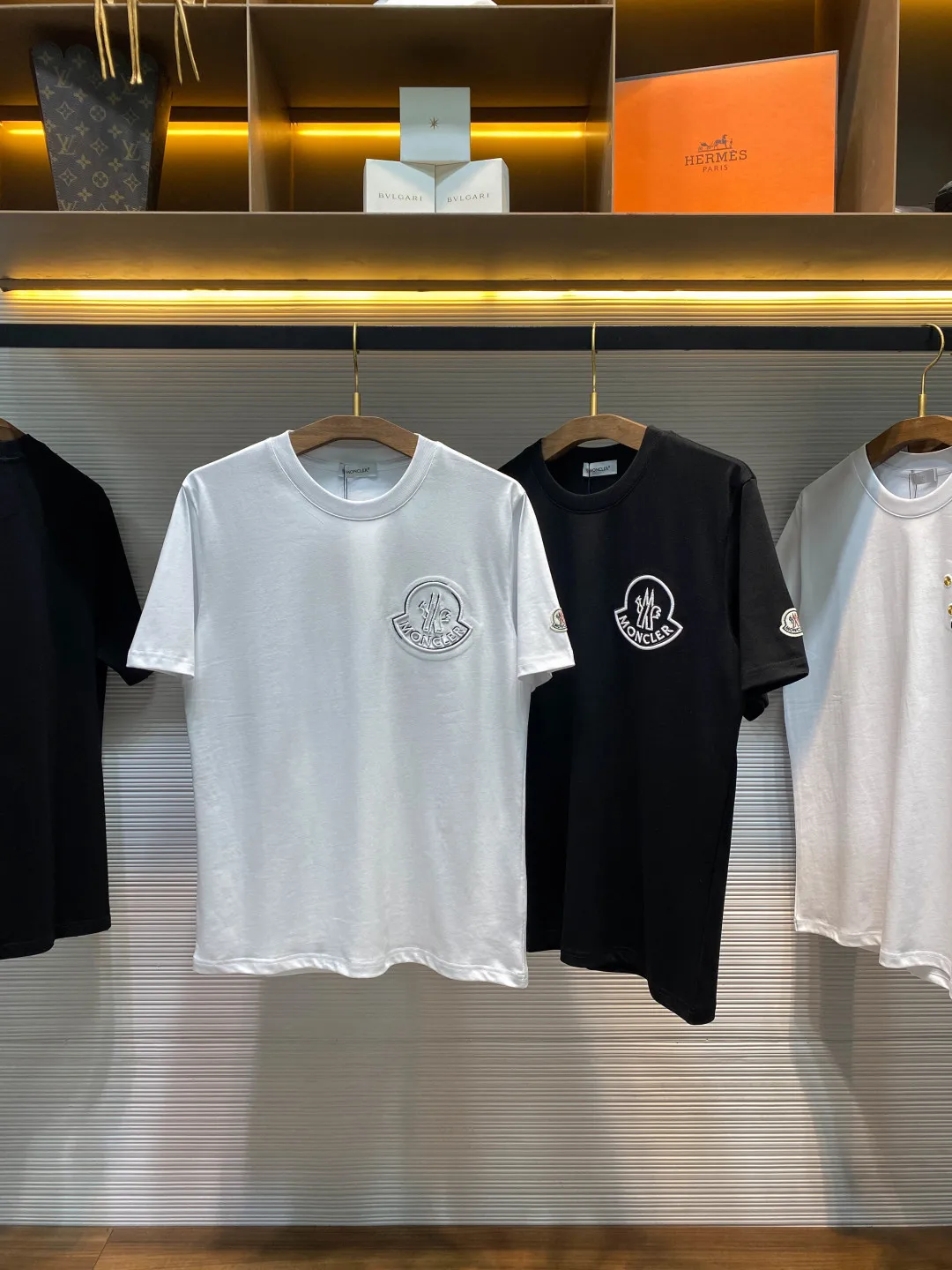 蒙口 男女同款立体3D双色徽章刺绣休闲短袖T恤衫 蒙口 男女同款立体3D双色徽章刺绣休闲短袖T恤衫