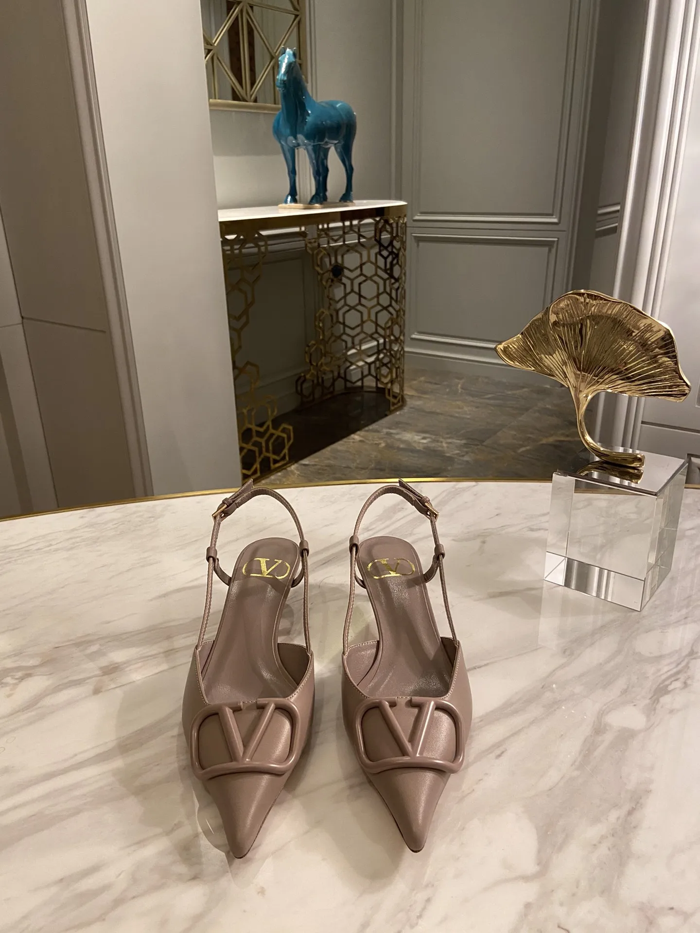 华伦天奴 经典款女士高跟凉鞋 华伦天奴 经典款女士高跟凉鞋