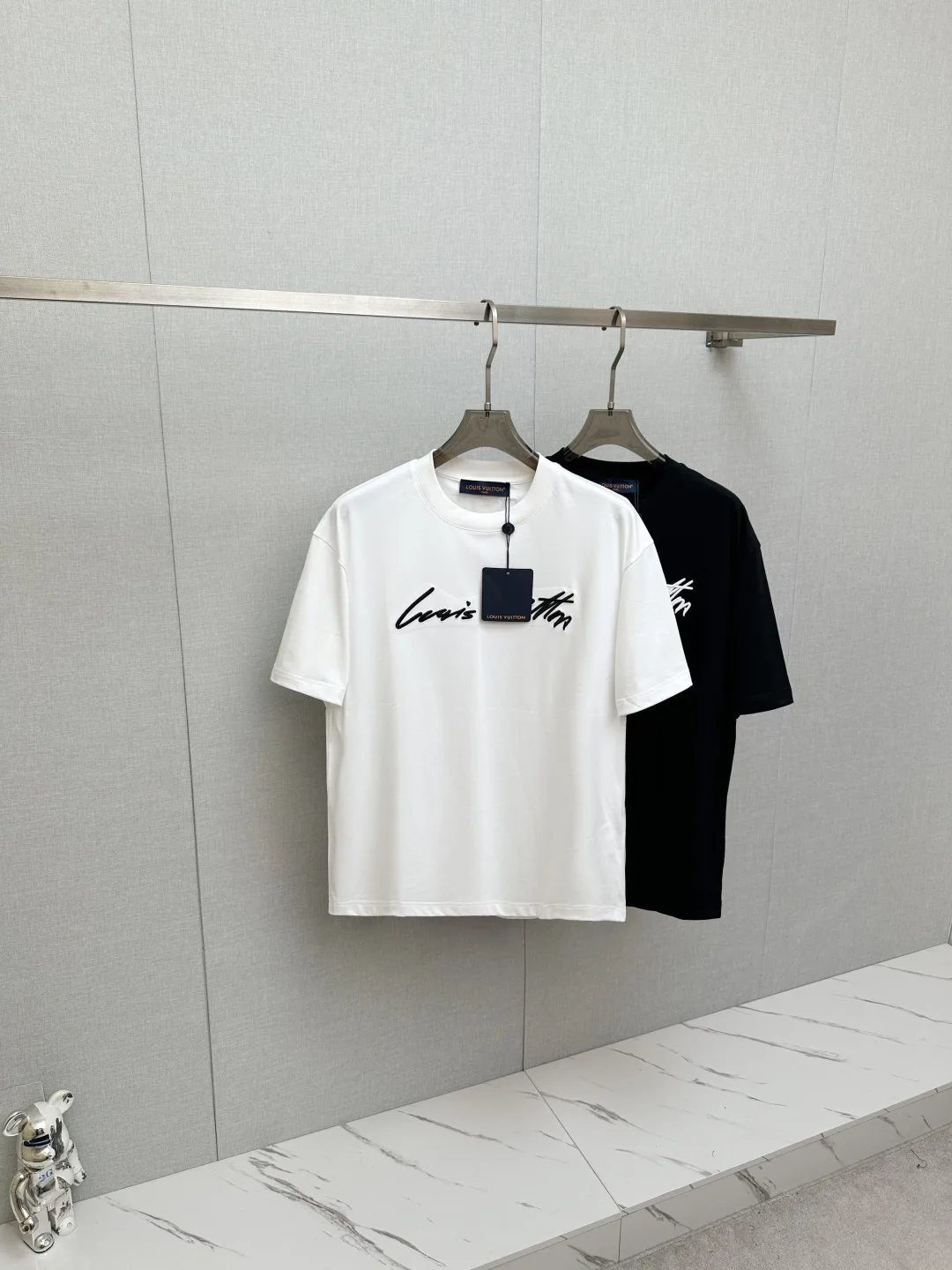 Louis Vuitton New Fashion Casual Short Sleeve T-Shirt with Runway Pattern Louis Vuitton New Fashion Casual Short Sleeve T-Shirt with Runway Pattern