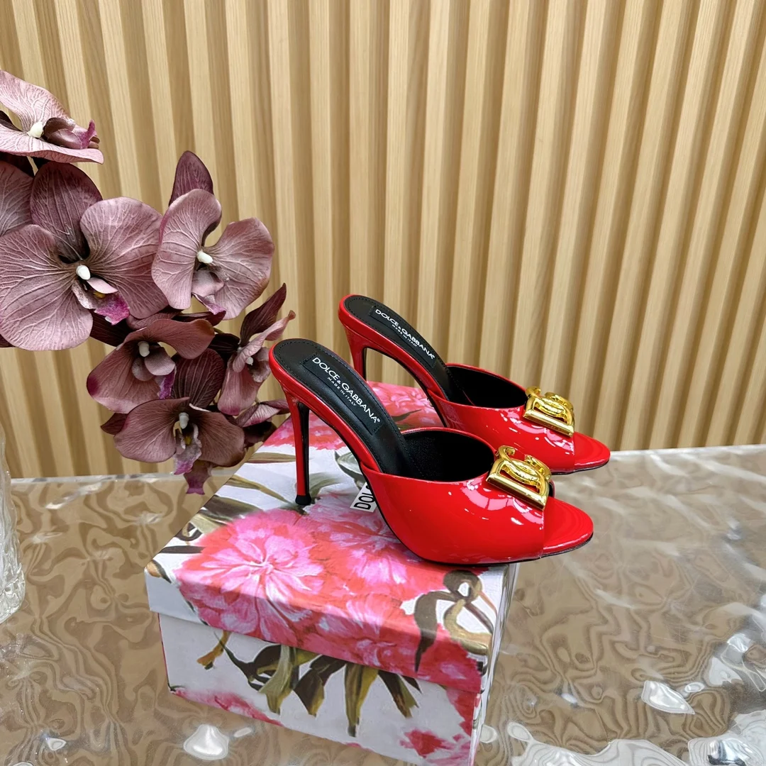 杜嘉班纳 绝美复古水钻凉拖 意式经典奢华高跟鞋 杜嘉班纳 绝美复古水钻凉拖 意式经典奢华高跟鞋