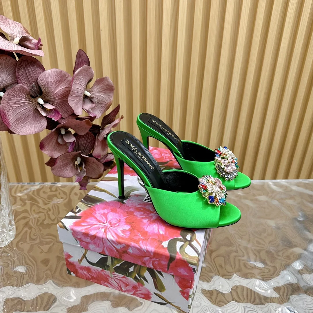 杜嘉班纳 绝美复古水钻凉拖 意式经典奢华高跟鞋 杜嘉班纳 绝美复古水钻凉拖 意式经典奢华高跟鞋