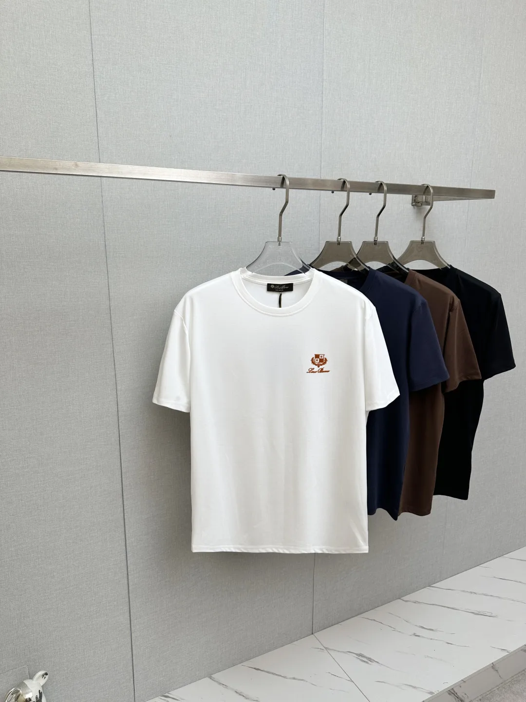 诺悠翩雅 新款走秀图案时尚休闲短袖T恤 诺悠翩雅 新款走秀图案时尚休闲短袖T恤