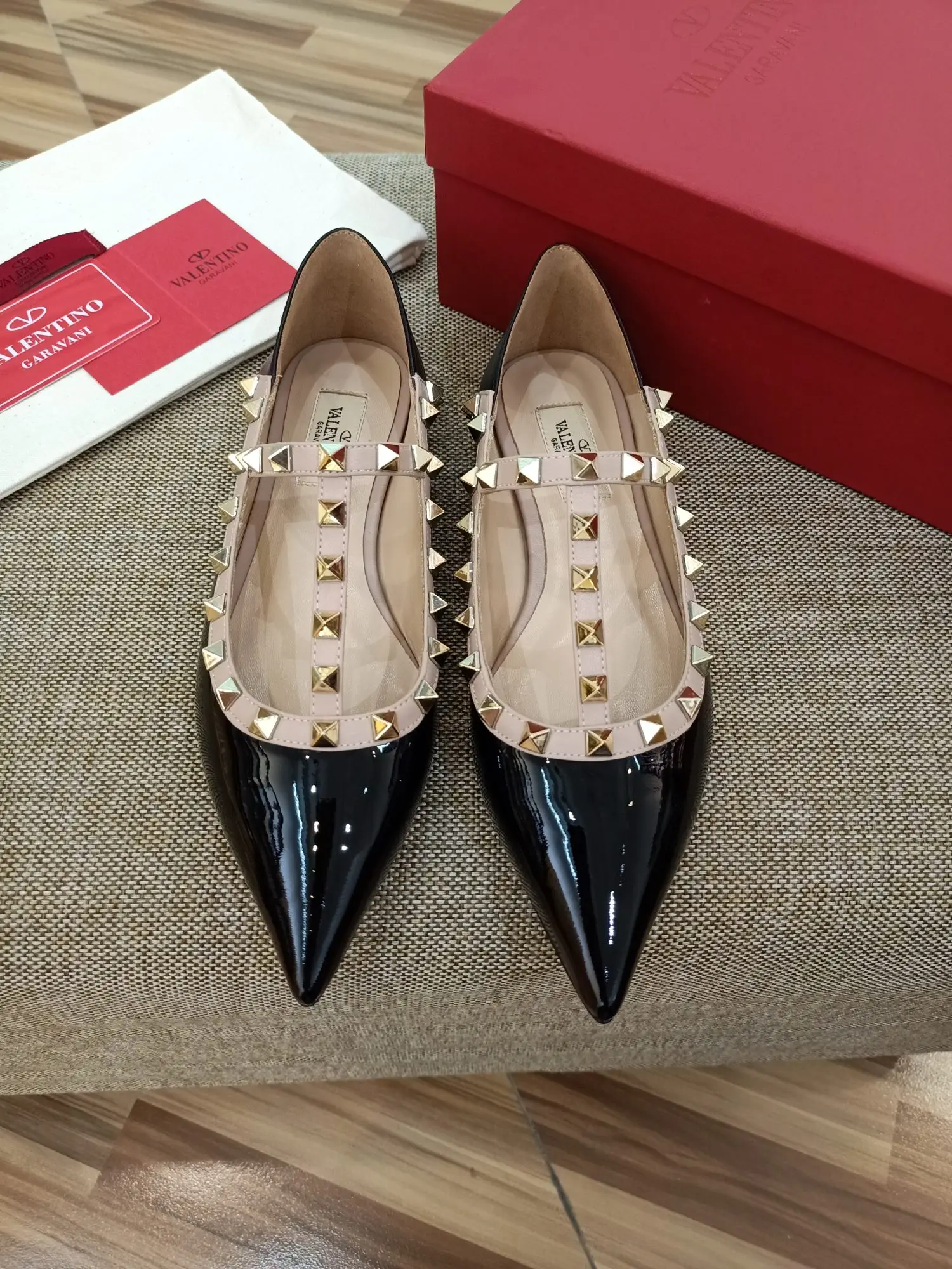 华伦天奴 经典款女士凉拖鞋 华伦天奴 经典款女士凉拖鞋