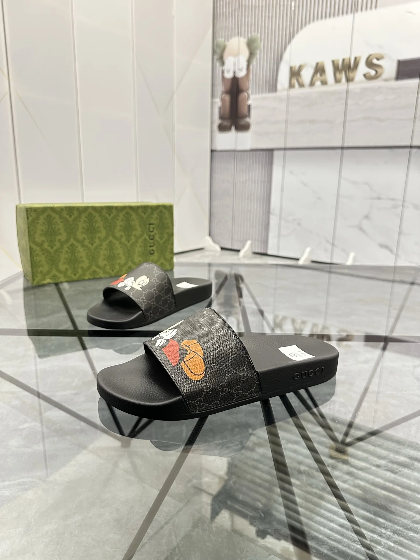 Gucci Latest couple s slippers Gucci Latest couple s slippers