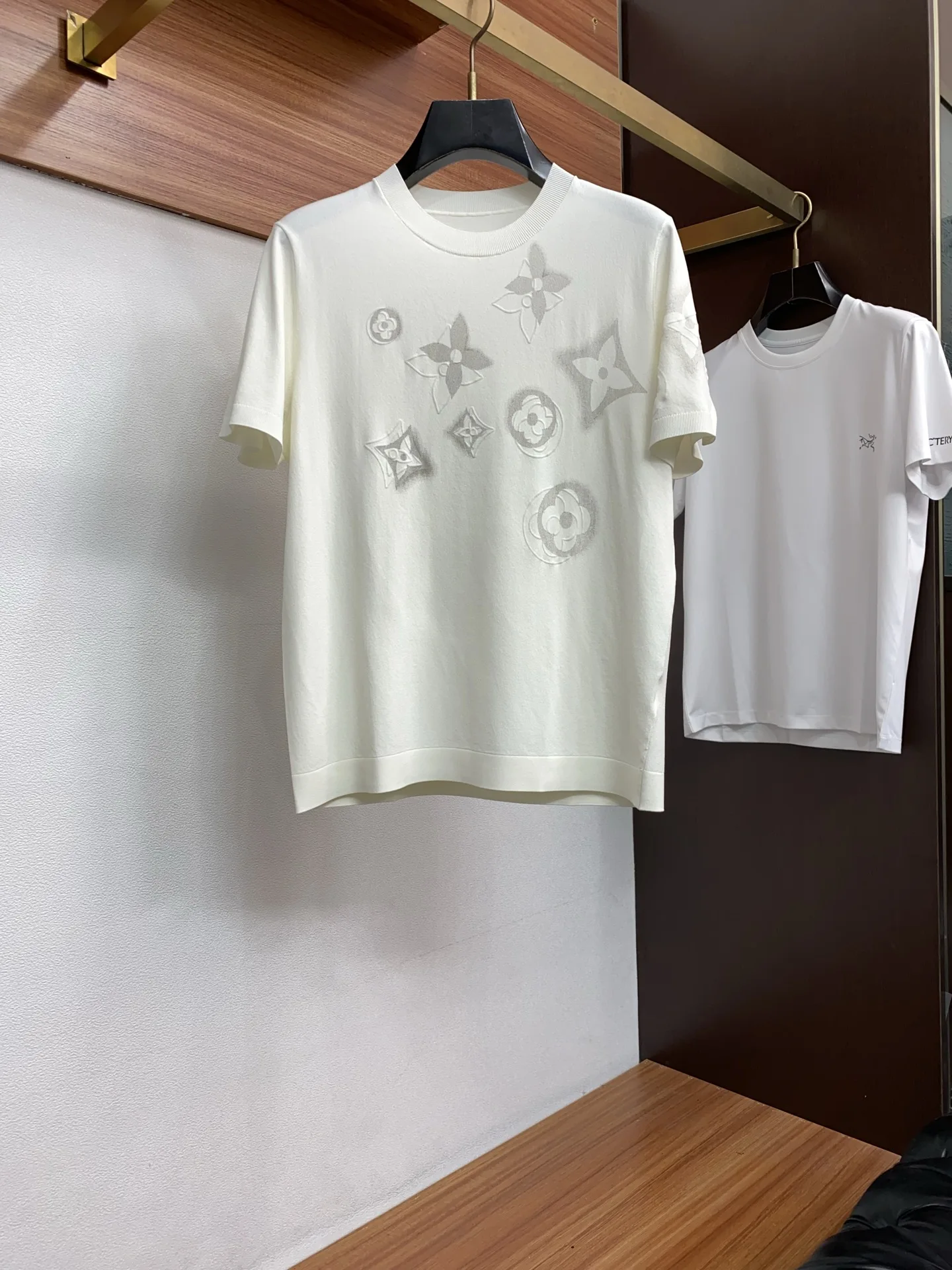 LV 2026新款男士高端简约圆领针织短袖T恤衫 LV 2026新款男士高端简约圆领针织短袖T恤衫