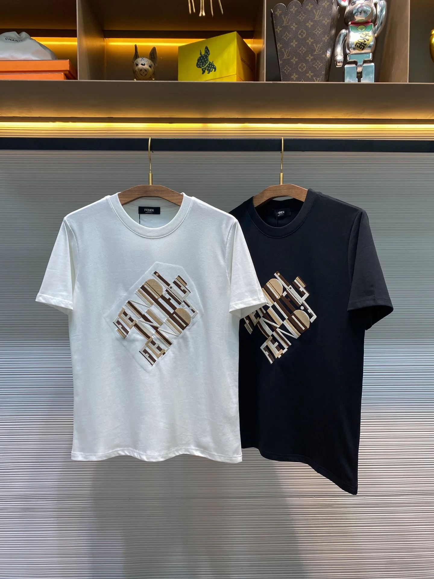 芬迪 男女同款叠影字母标识几何图案刺绣休闲短袖T恤衫 芬迪 男女同款叠影字母标识几何图案刺绣休闲短袖T恤衫