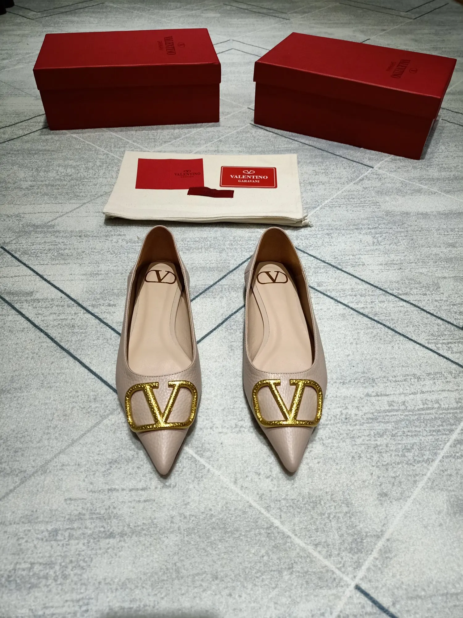 华伦天奴 经典款女士凉拖鞋 华伦天奴 经典款女士凉拖鞋