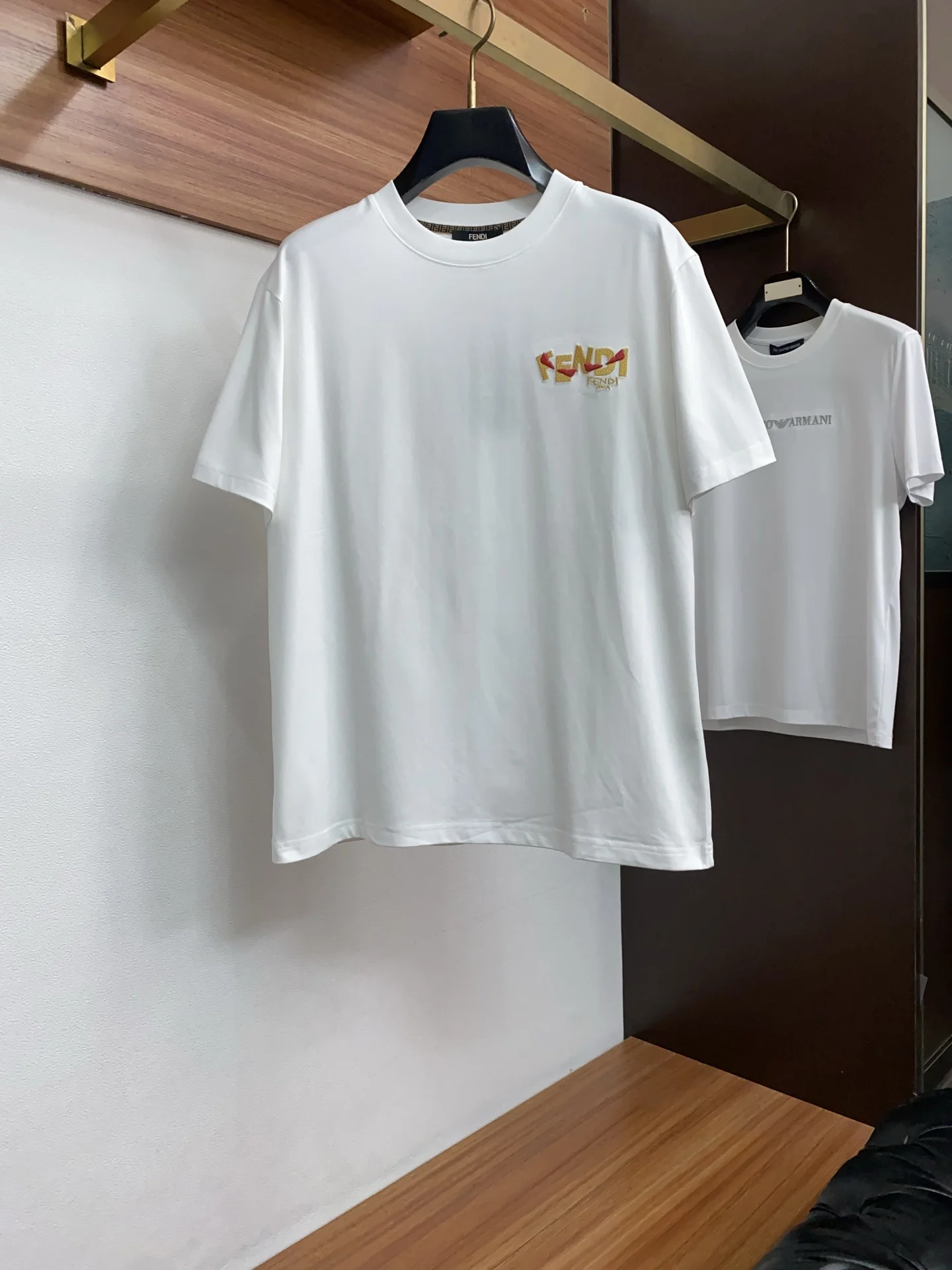 芬迪 纯棉质微阔版圆领男士短袖T恤 芬迪 纯棉质微阔版圆领男士短袖T恤
