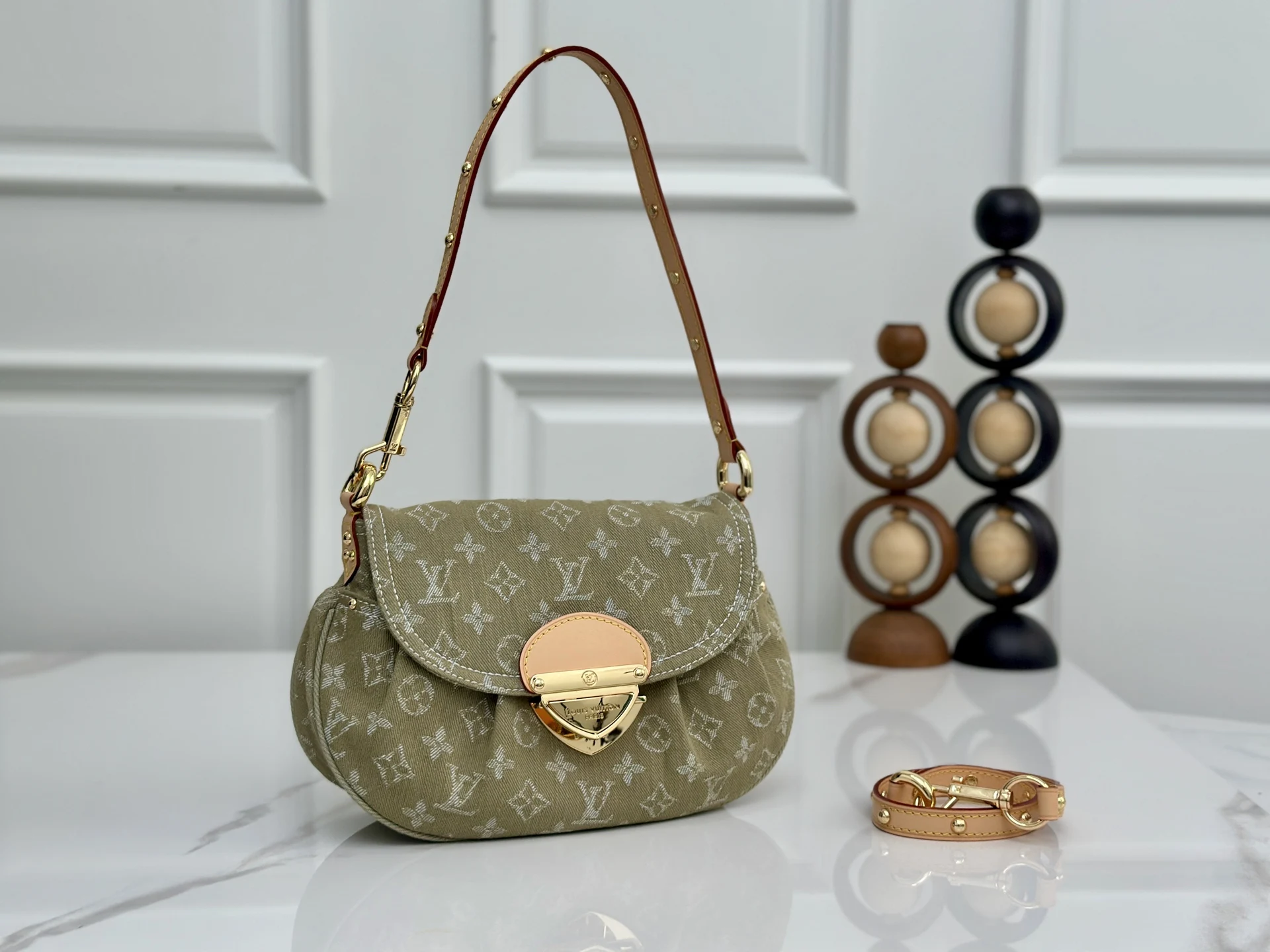 LV M27210 丹宁牛仔购物袋 女士斜挎包 LV M27210 丹宁牛仔购物袋 女士斜挎包