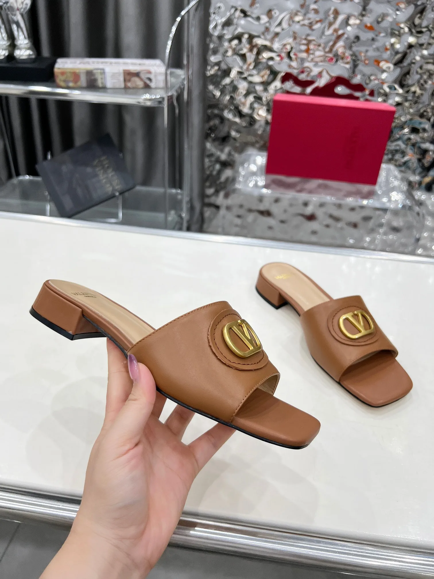 华伦天奴 2厘米粗跟新款凉拖鞋 华伦天奴 2厘米粗跟新款凉拖鞋