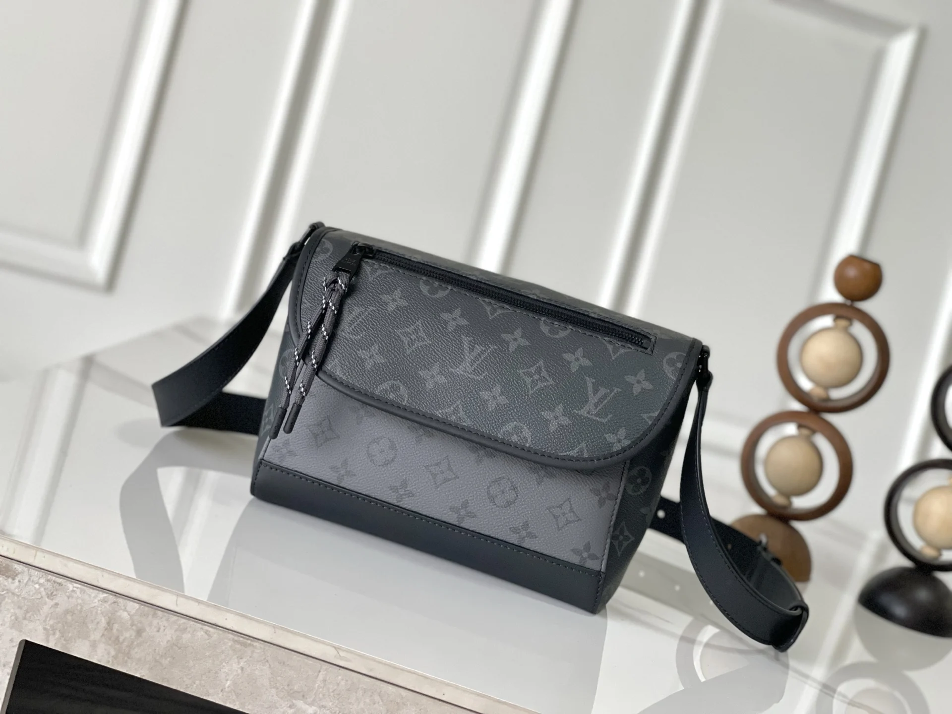 LV M12681 帆布邮差包 男士斜挎包 LV M12681 帆布邮差包 男士斜挎包