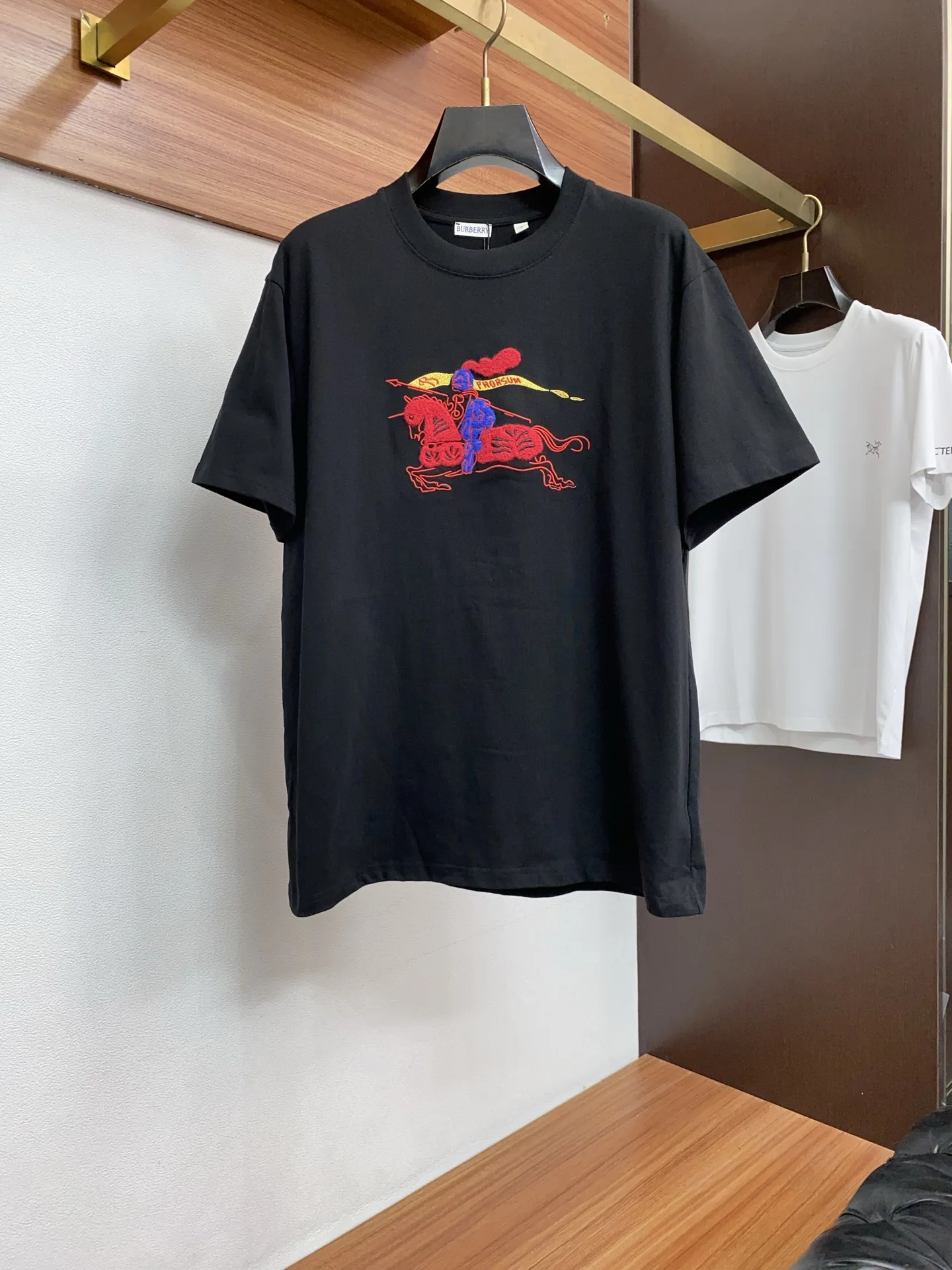 巴宝莉 新工艺logo纯棉质微阔版圆领男士短袖T恤 巴宝莉 新工艺logo纯棉质微阔版圆领男士短袖T恤