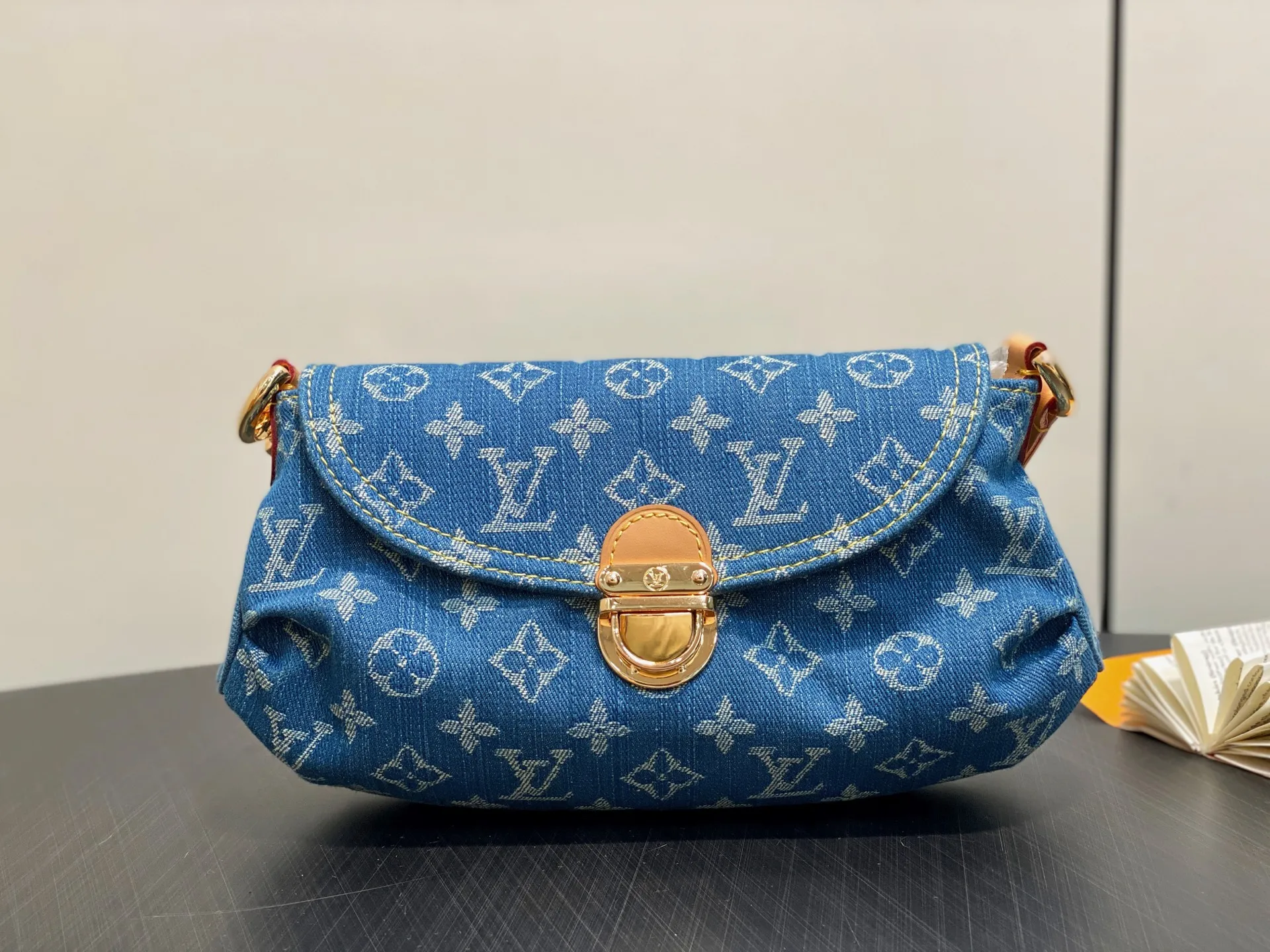LV M95050 丹宁牛仔腋下包 女士斜挎包 LV M95050 丹宁牛仔腋下包 女士斜挎包