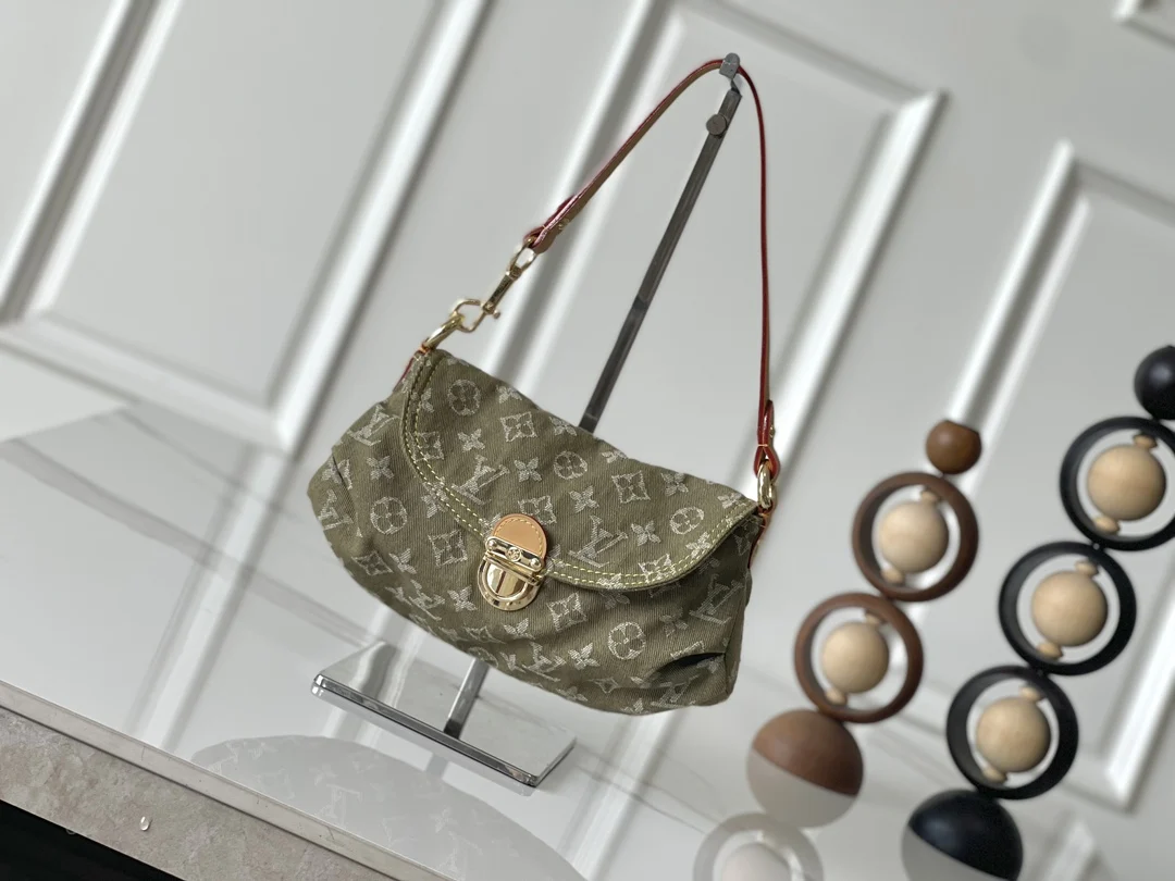 LV M95217  丹宁牛仔腋下包 女士单肩包