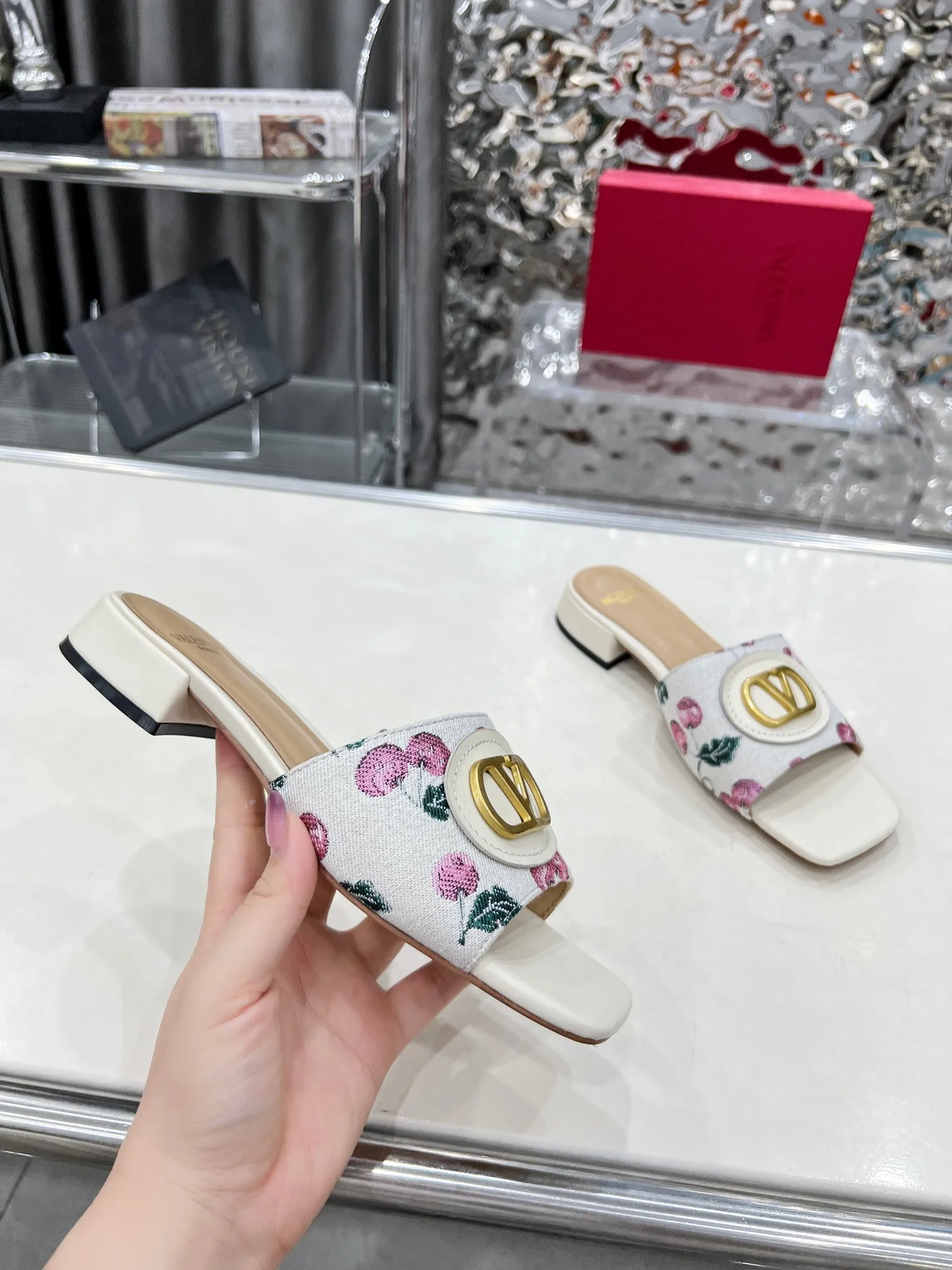 华伦天奴 2厘米粗跟新款凉拖鞋 华伦天奴 2厘米粗跟新款凉拖鞋