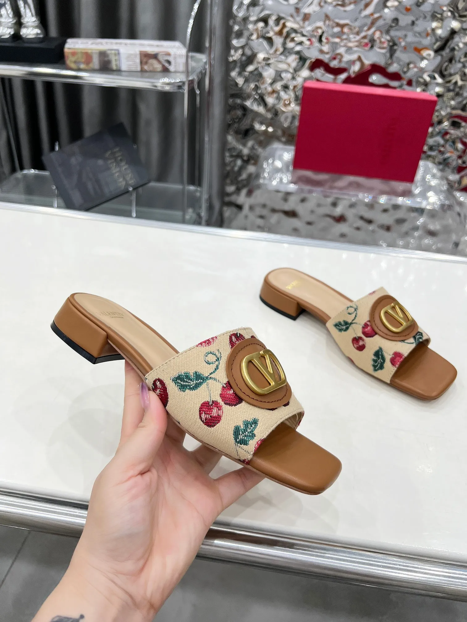 华伦天奴 2厘米粗跟新款凉拖鞋