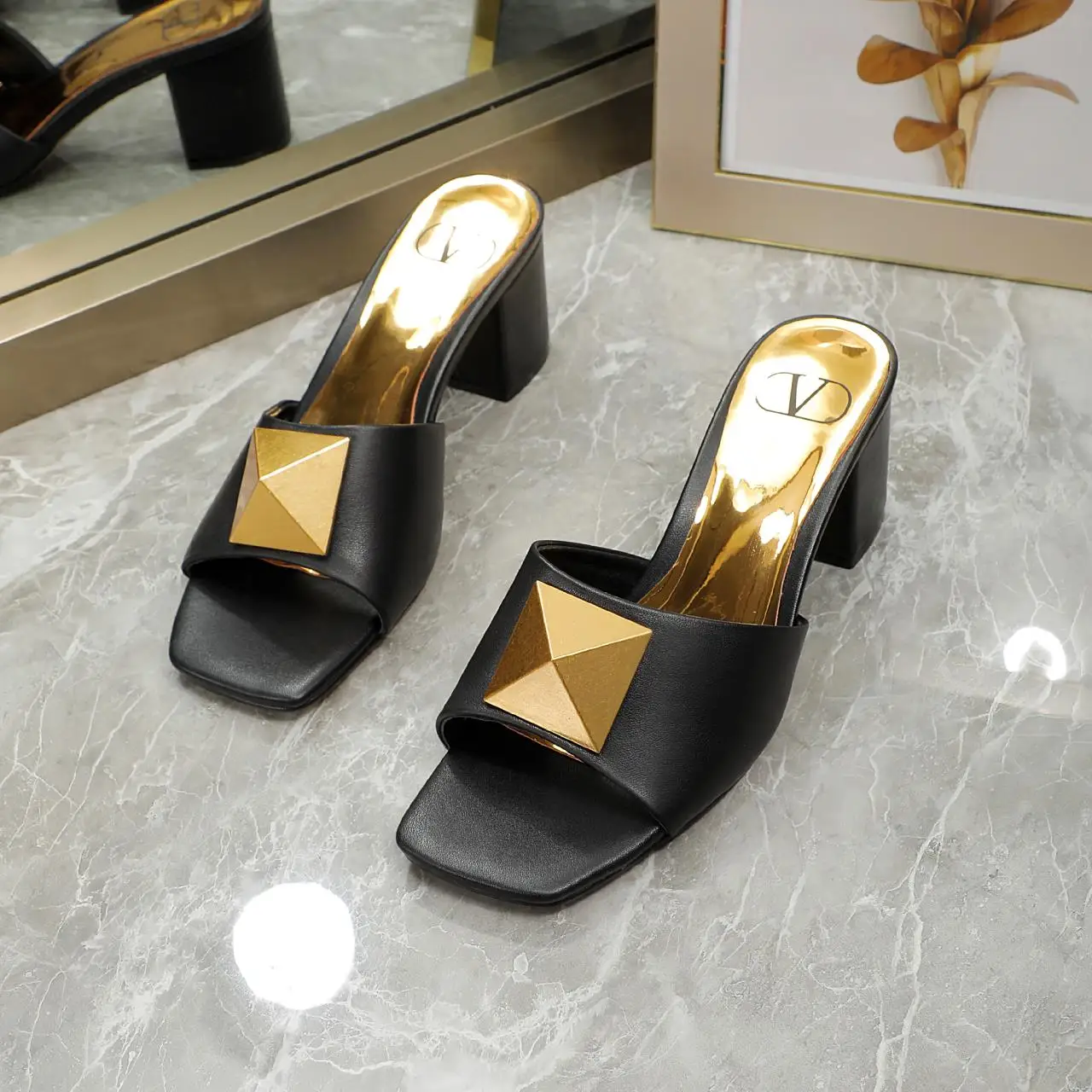 华伦天奴 新款大方扣凉拖鞋 多色可选