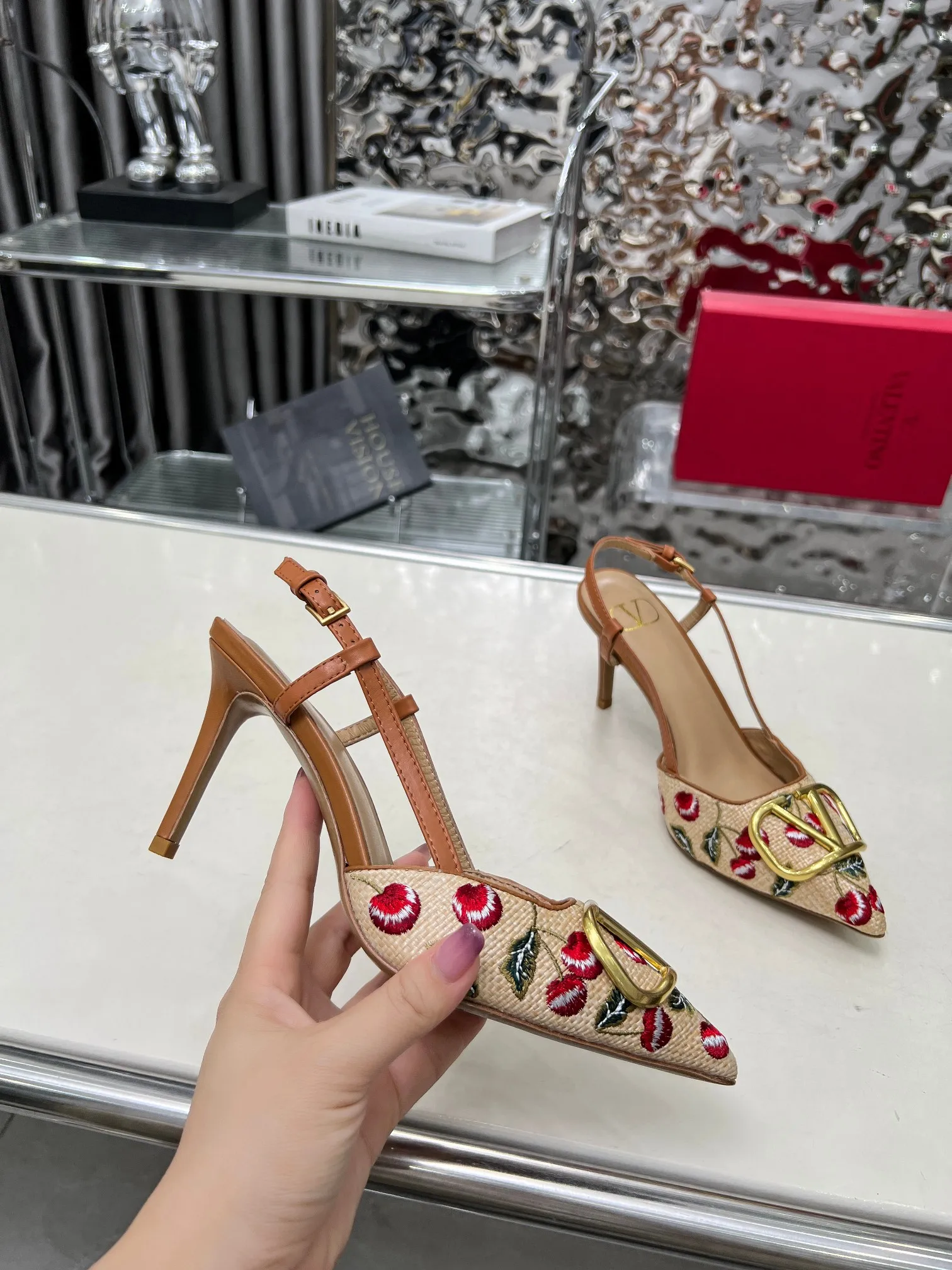 华伦天奴 大v扣 新款凉鞋 华伦天奴 大v扣 新款凉鞋