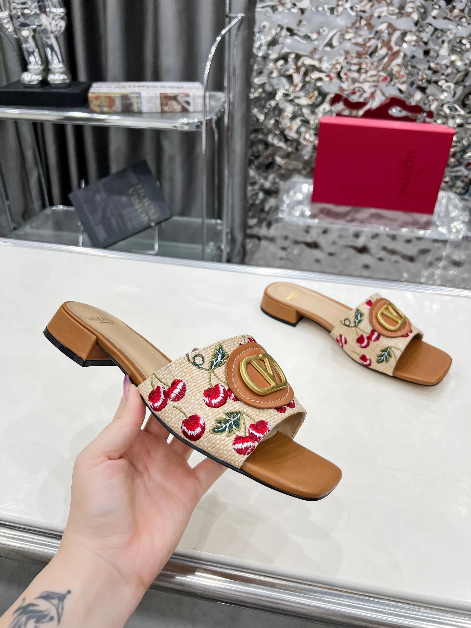 华伦天奴 2厘米粗跟新款凉拖鞋 华伦天奴 2厘米粗跟新款凉拖鞋