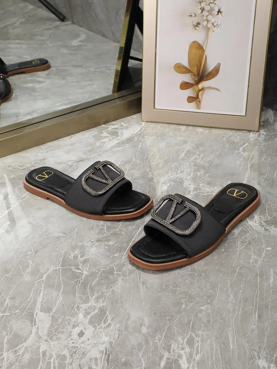 华伦天奴 新款拖鞋 多色可选 华伦天奴 新款拖鞋 多色可选