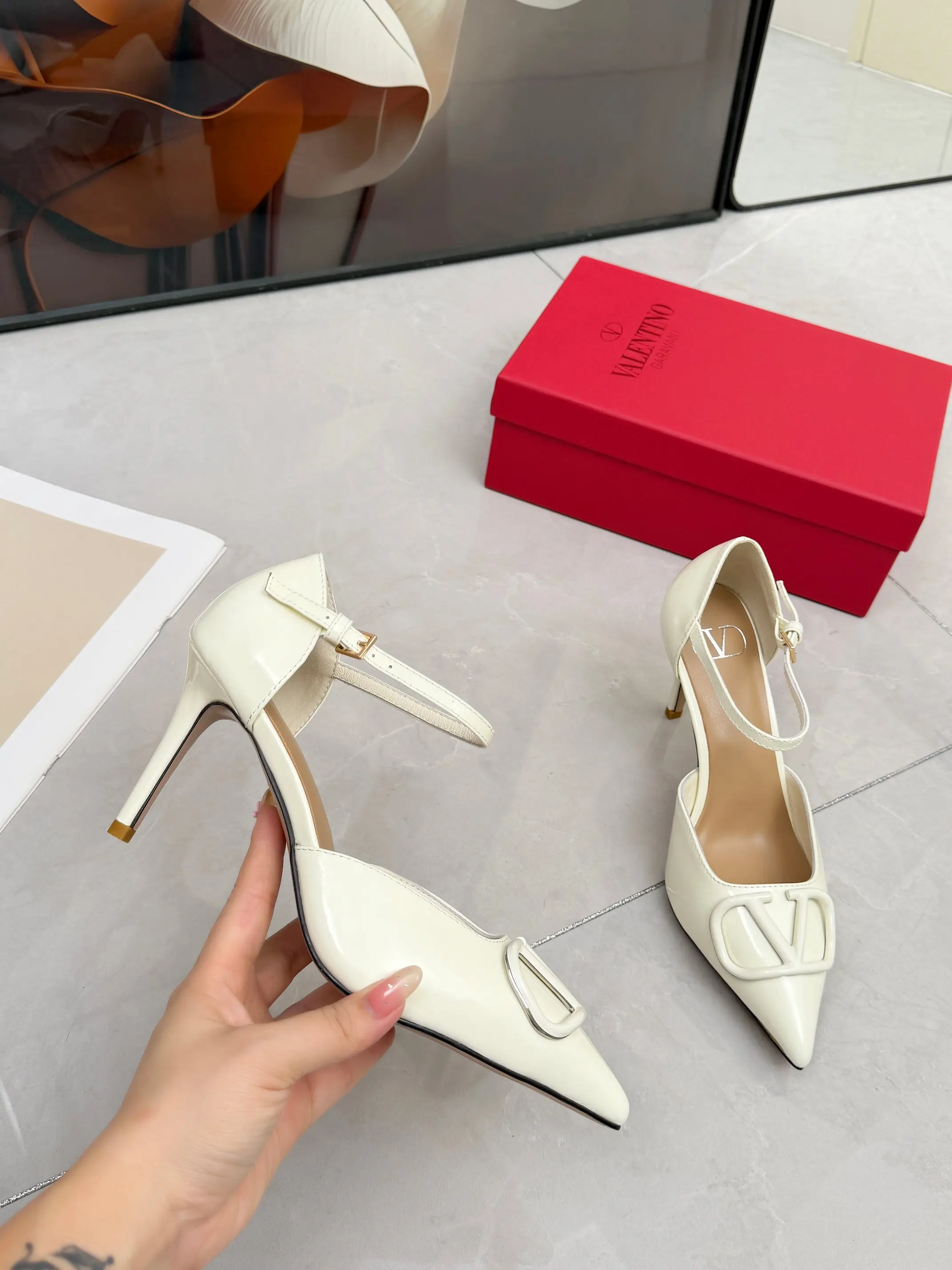 华伦天奴 大V字母扣春季单鞋 凉鞋 华伦天奴 大V字母扣春季单鞋 凉鞋