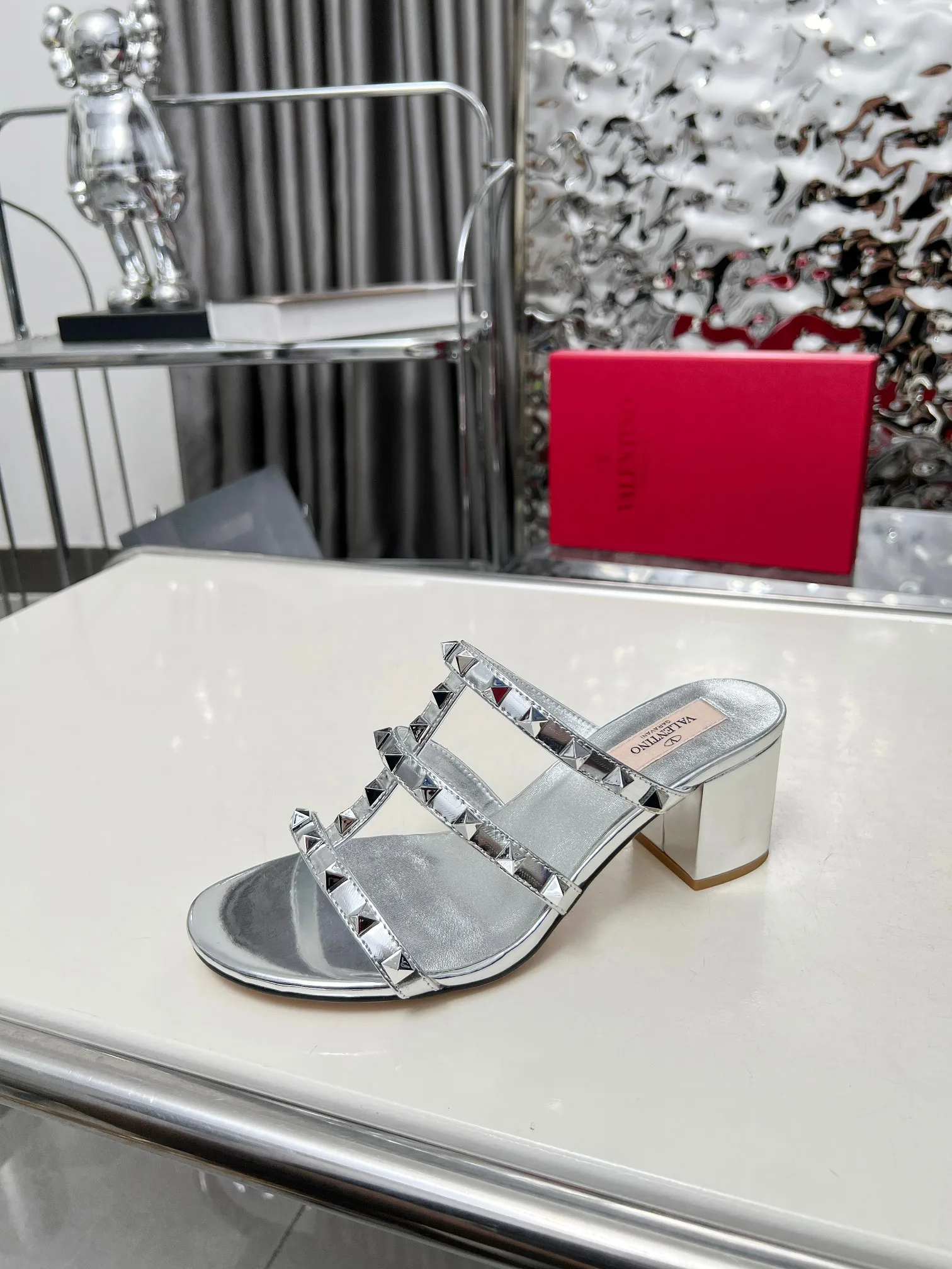 华伦天奴 6厘米粗跟经典凉鞋 华伦天奴 6厘米粗跟经典凉鞋