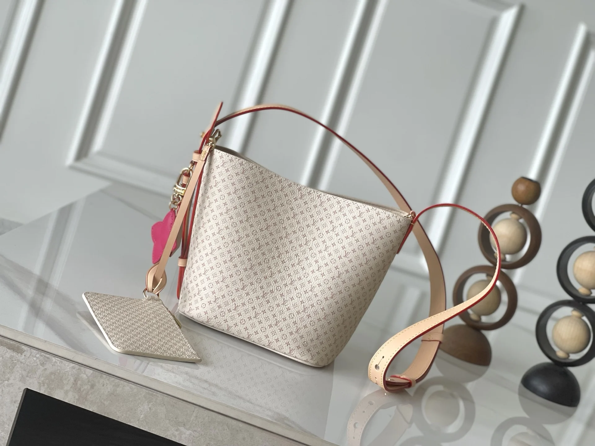 LV M15130 金属包角手袋 女士斜挎包 LV M15130 金属包角手袋 女士斜挎包