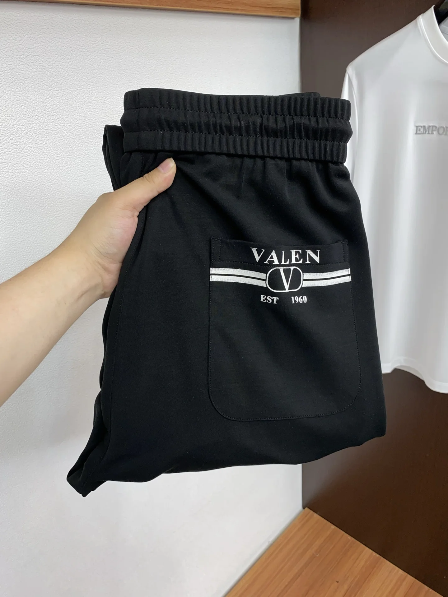 华伦天奴 2026春夏新款 休闲裤 华伦天奴 2026春夏新款 休闲裤