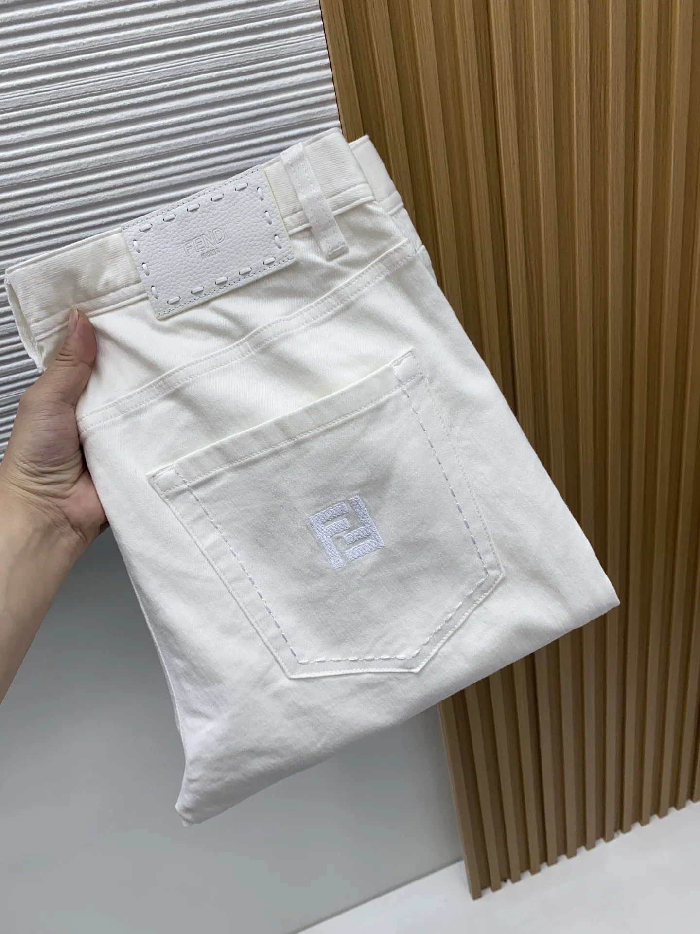 芬迪 2026早春最新款牛仔裤 芬迪 2026早春最新款牛仔裤